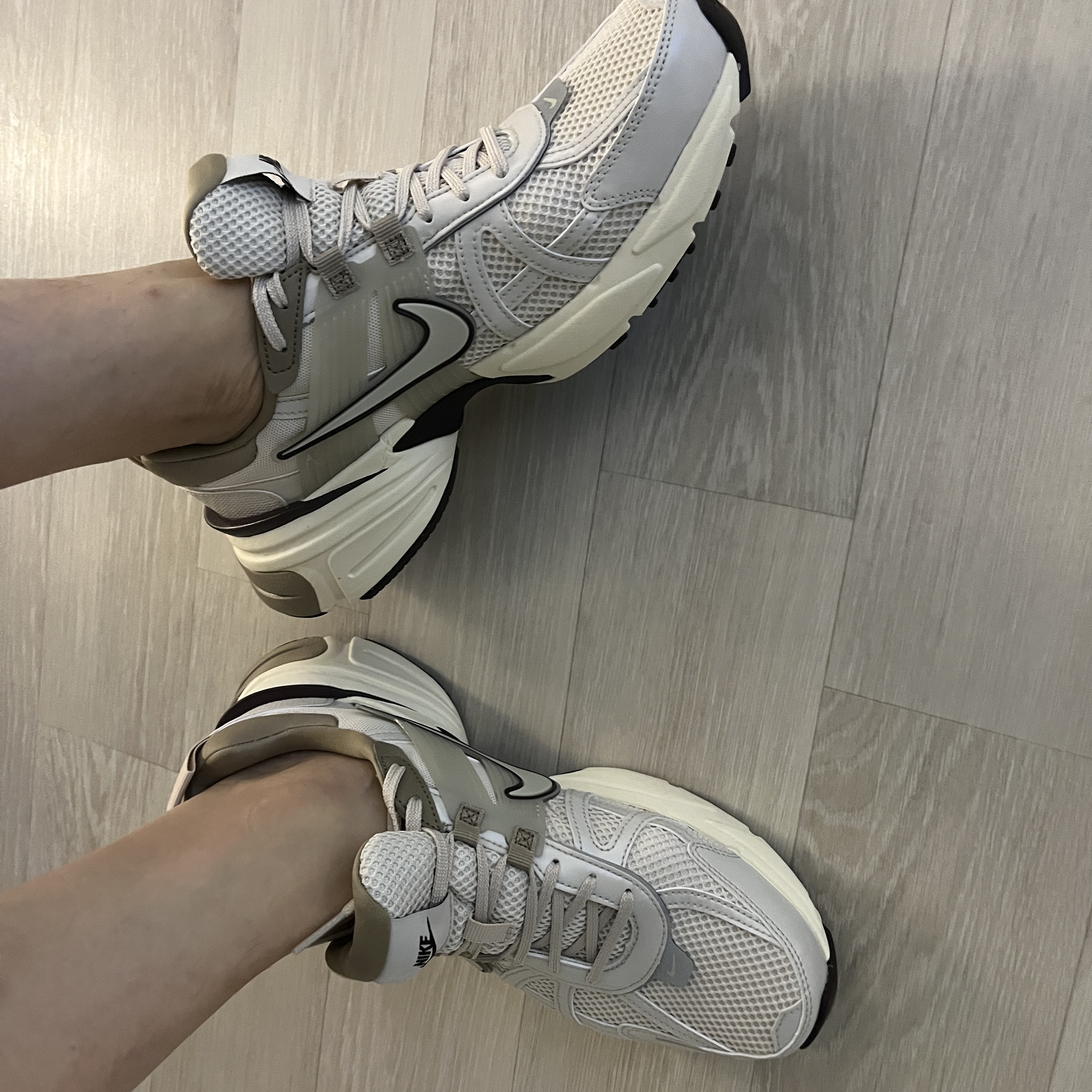 Nike V2K Run Light Orewood Brown Khaki 착용 스타일