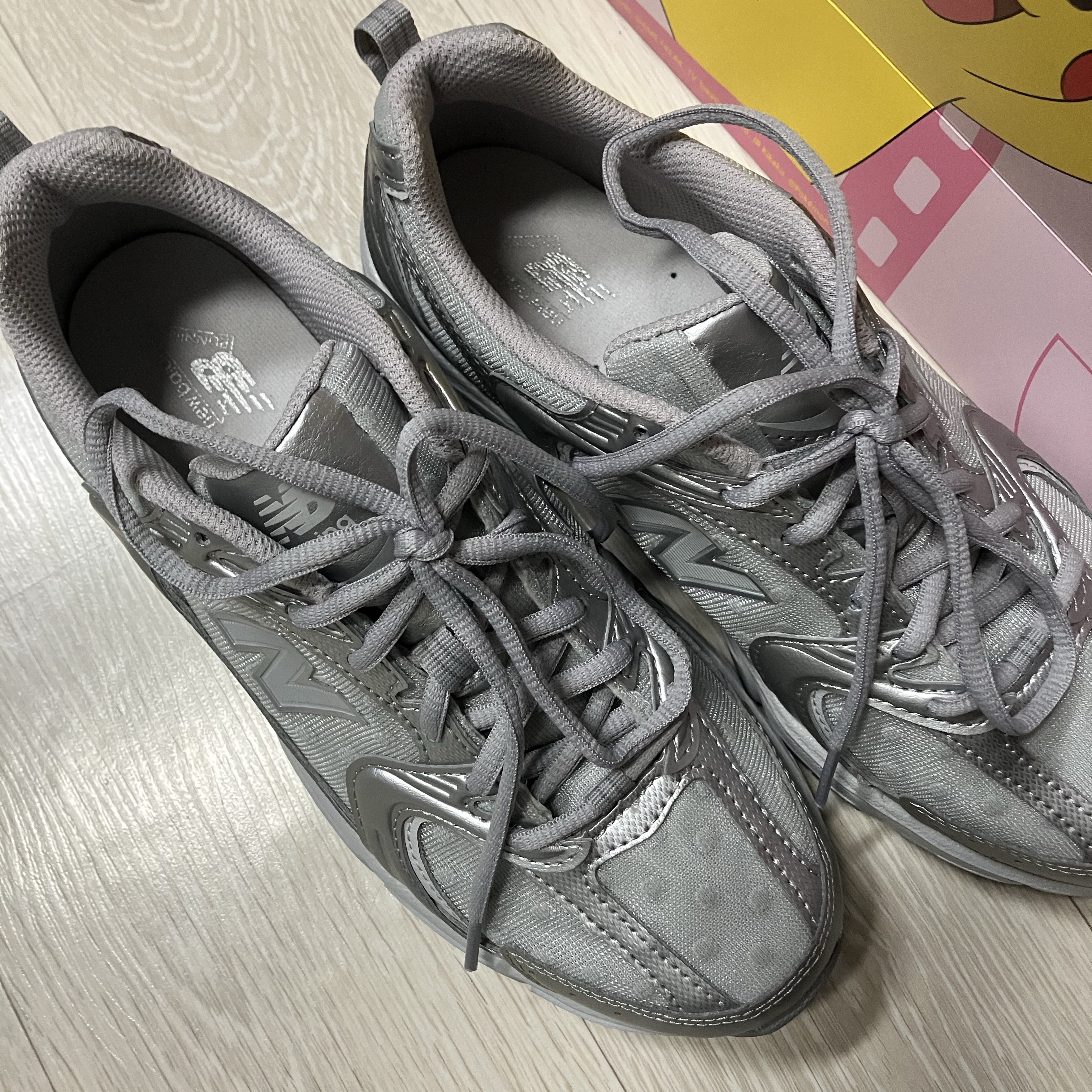 New Balance 530 Raincloud Silver Metallic 착용 스타일