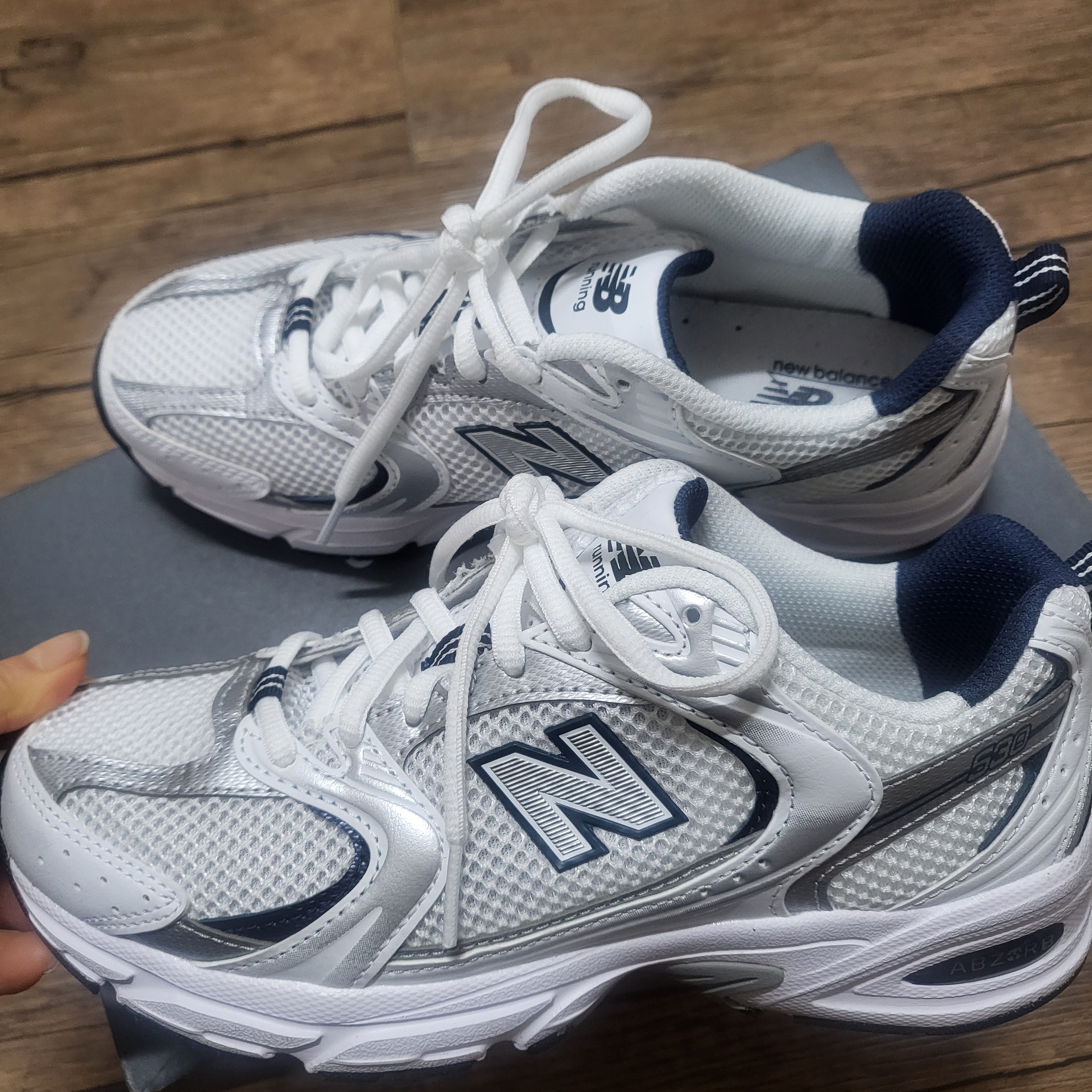 New Balance 530 White 착용 스타일 - 1