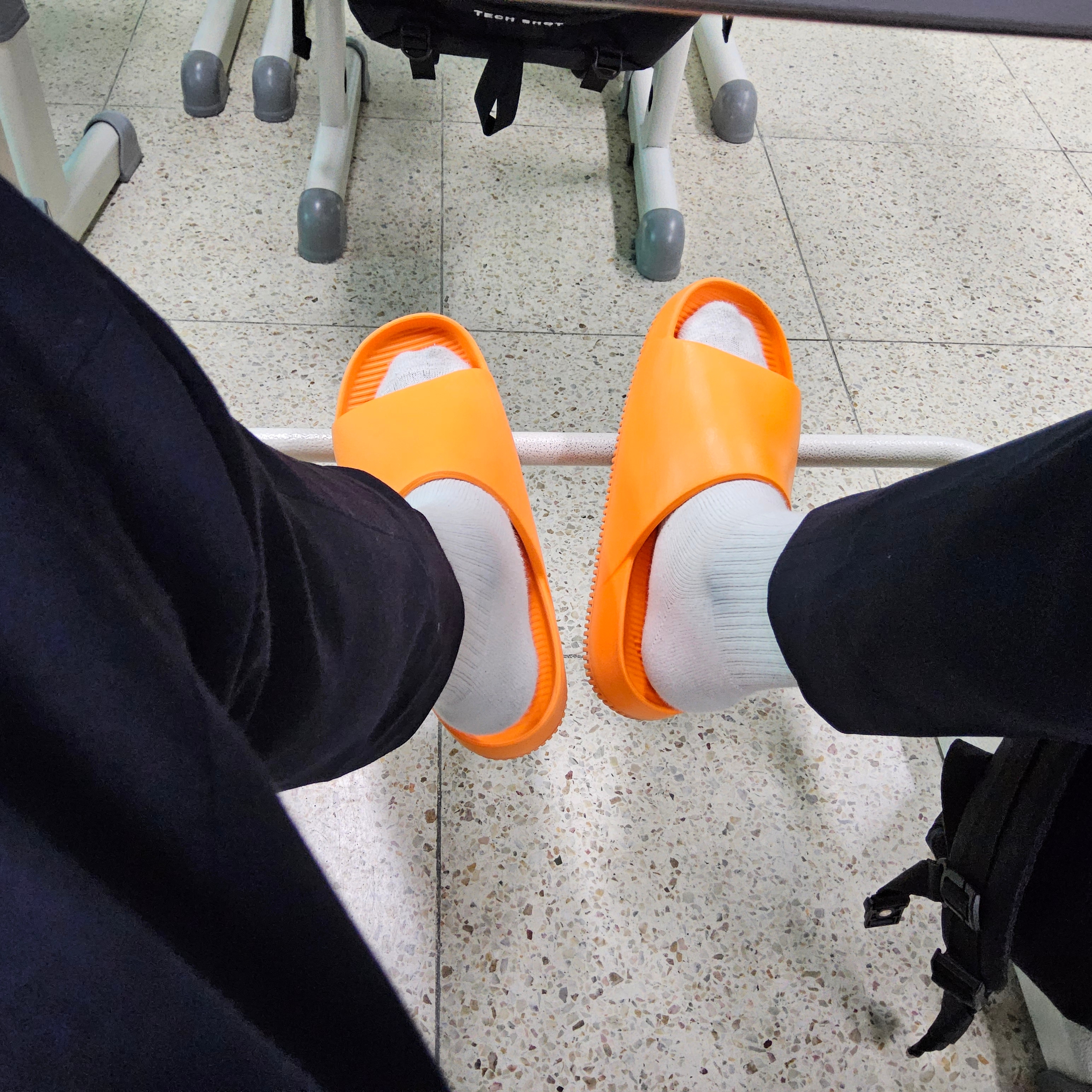 Nike Calm Slide Bright Mandarin 착용 스타일