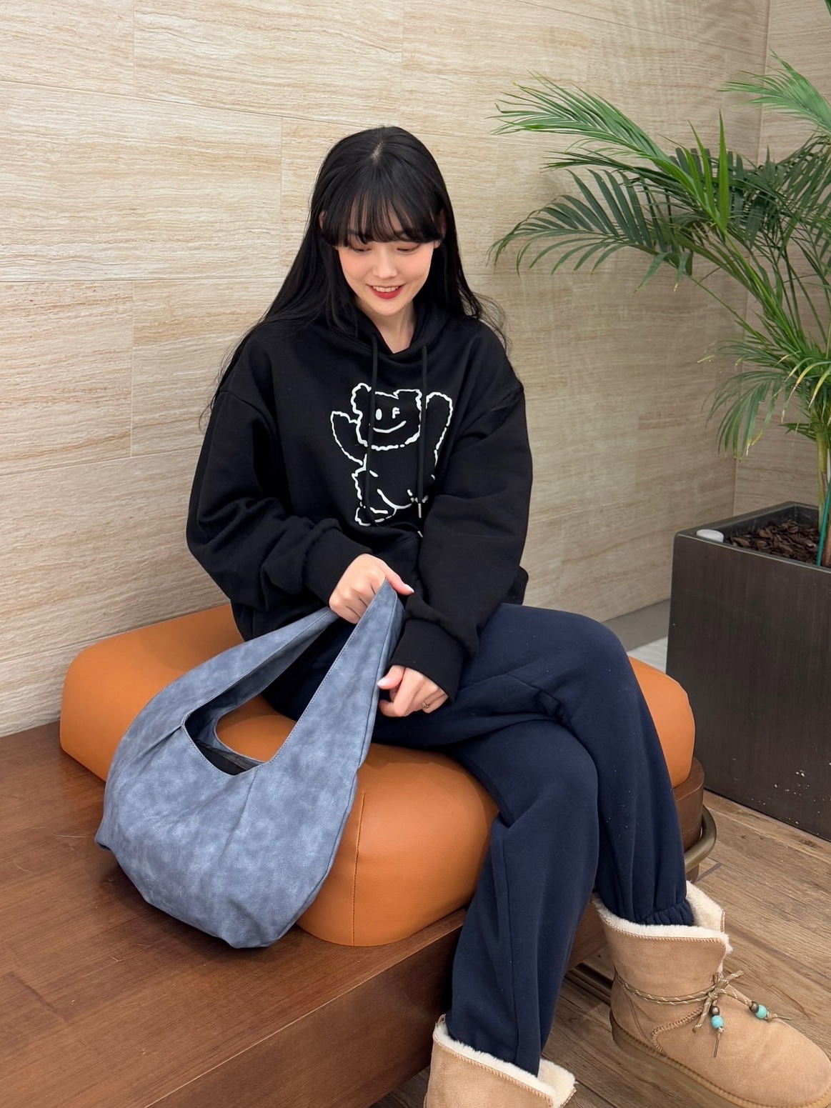 ACOC Interview M Bag_Blue 착용 스타일 - 1