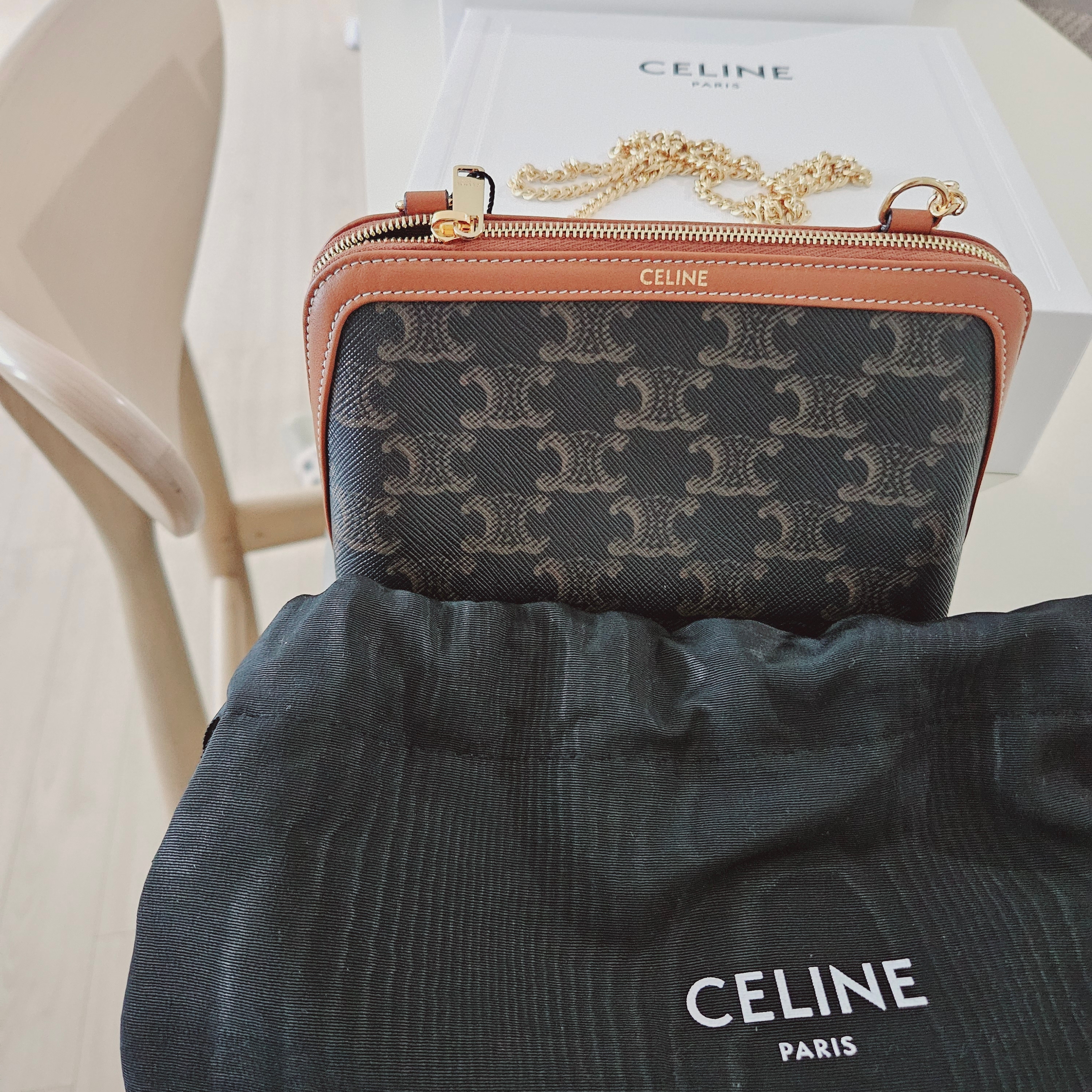 Celine Clutch with Chain in Triomphe Canvas and Lambskin Tan 착용 스타일