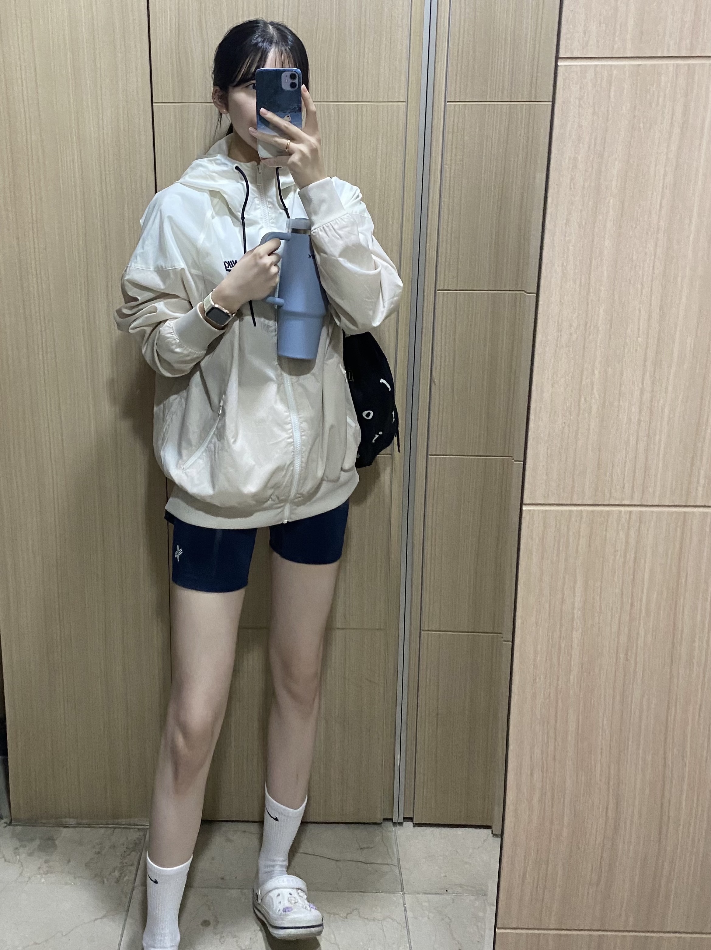 Stanley Quencher H2.0 Flowstate Tumbler 887ml Glacier, Nike NSW Windrunner Hoodie Jacket Light Orewood Brown - Asia 착용 스타일