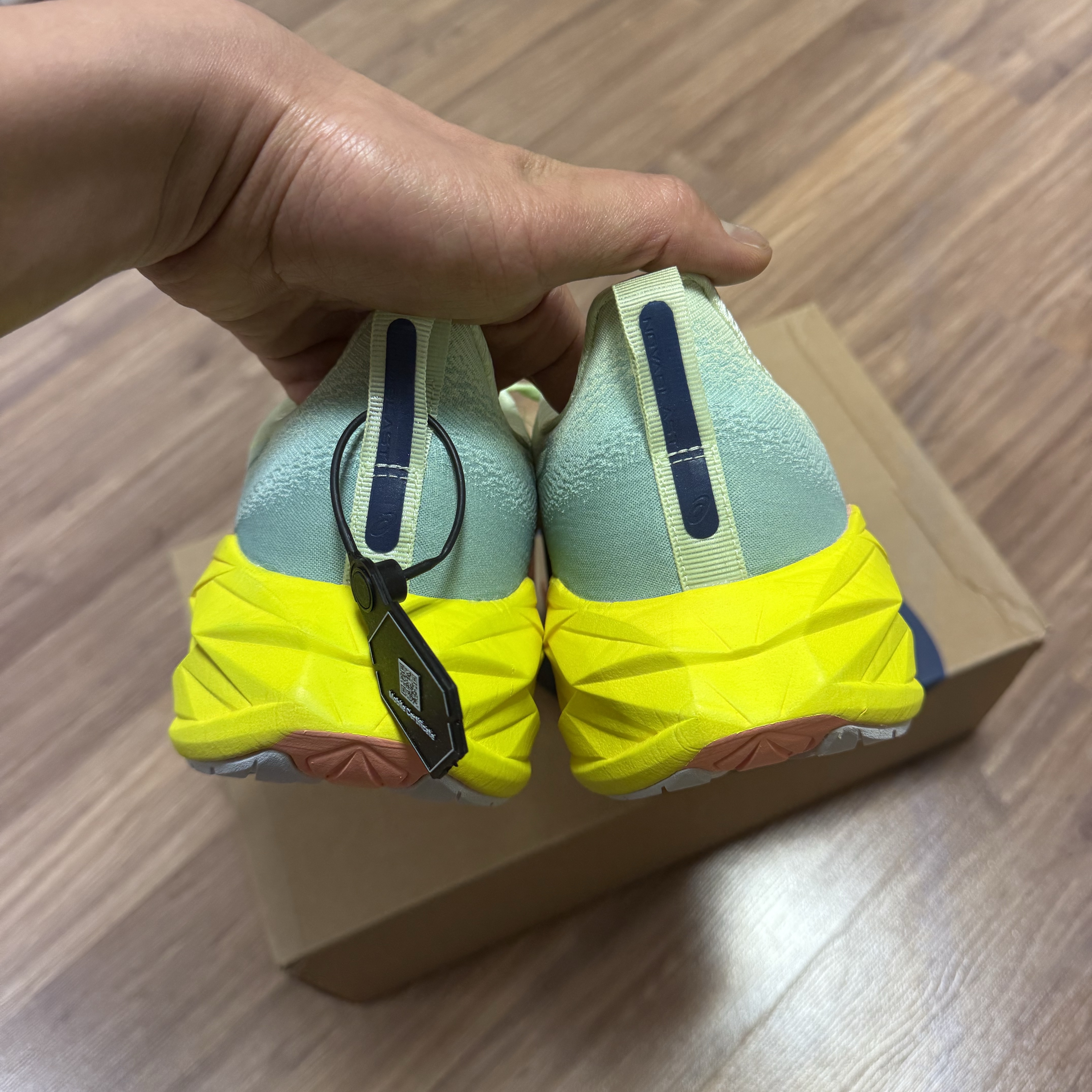 Asics Novablast 4 Cool Matcha Safety Yellow 착용 스타일 - 5