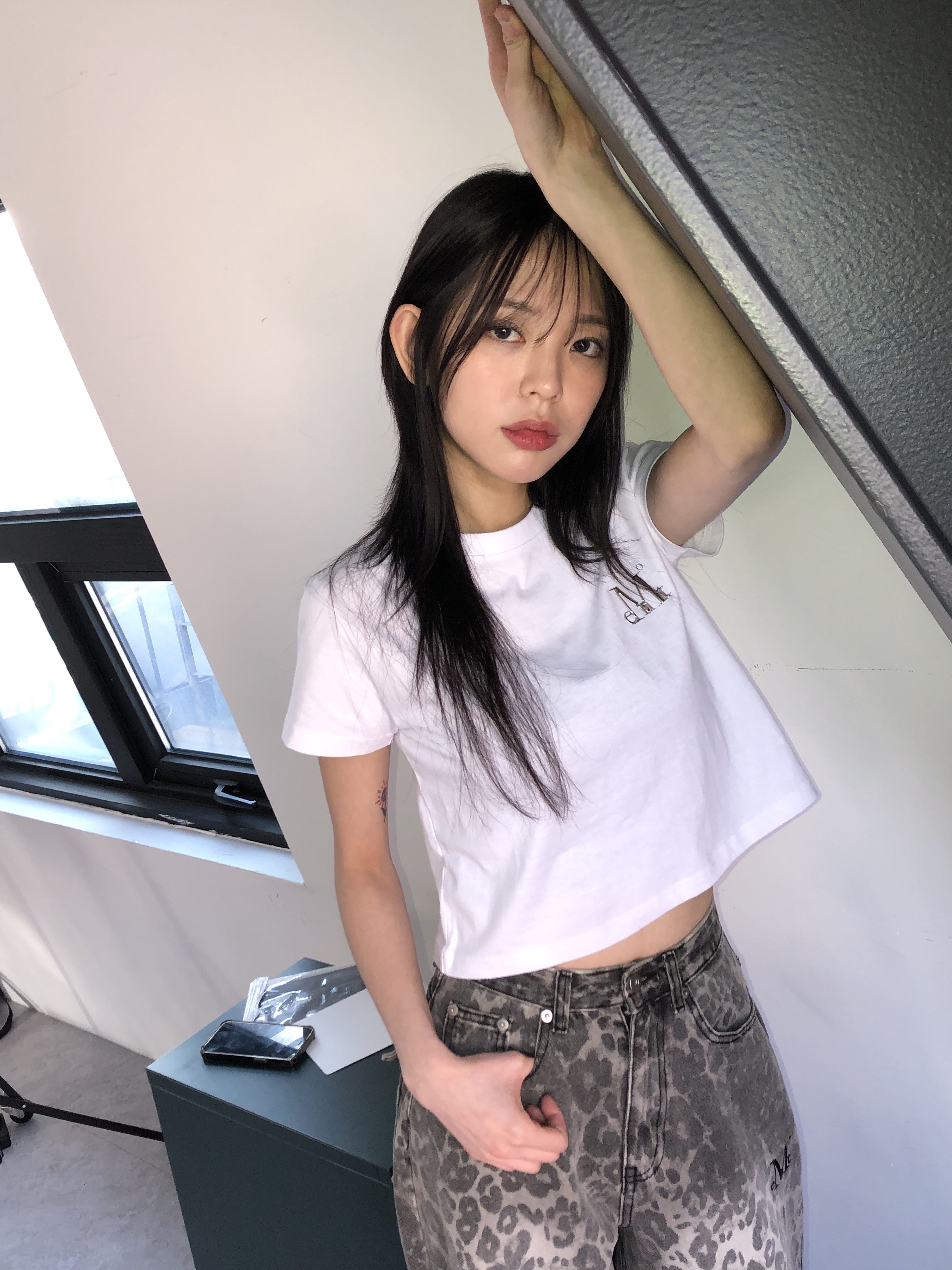 MUCENT Kurt Metal Logo Signature Half T White, MUCENT Ditt Snap Button Leopard Wide Pants 착용 스타일 - 2