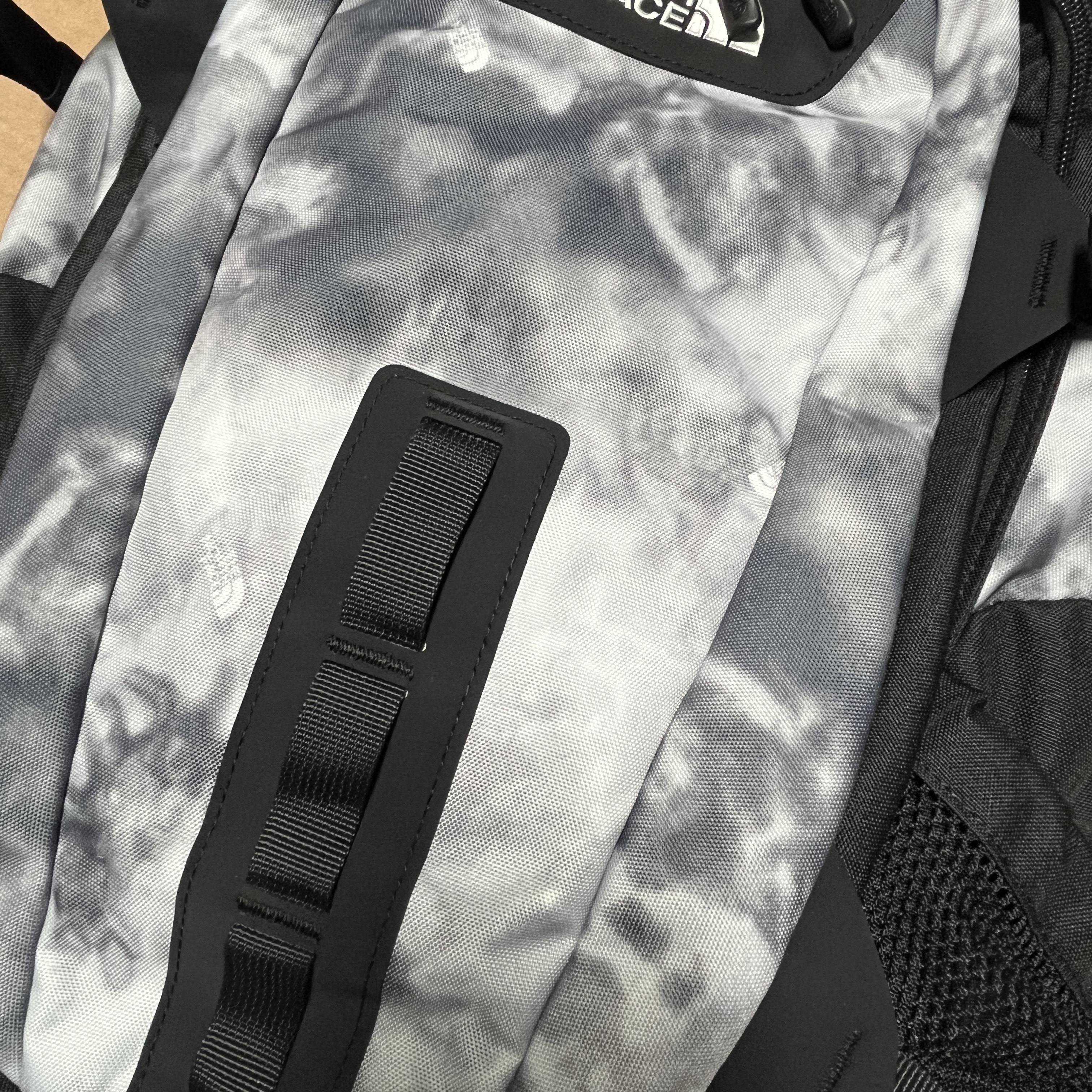The North Face Hot Shot Gray 착용 스타일