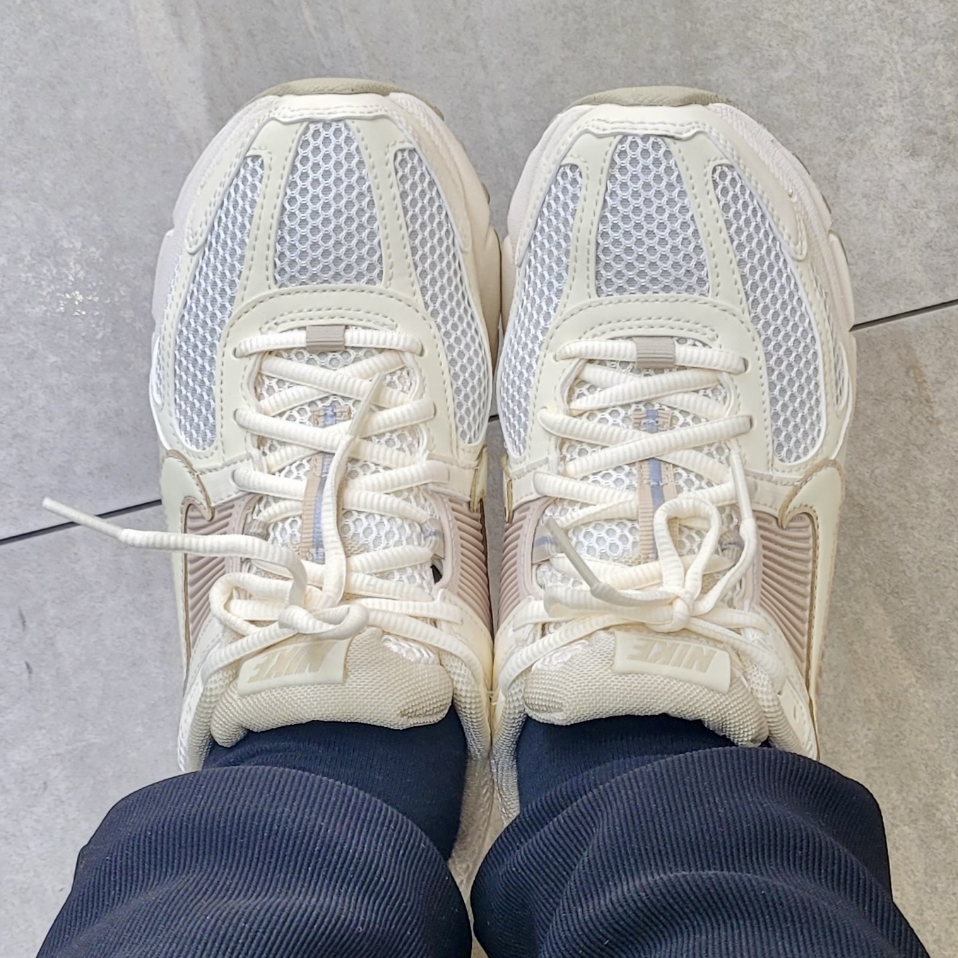 (W) Nike Zoom Vomero 5 Pale Ivory Sanddrift 착용 스타일