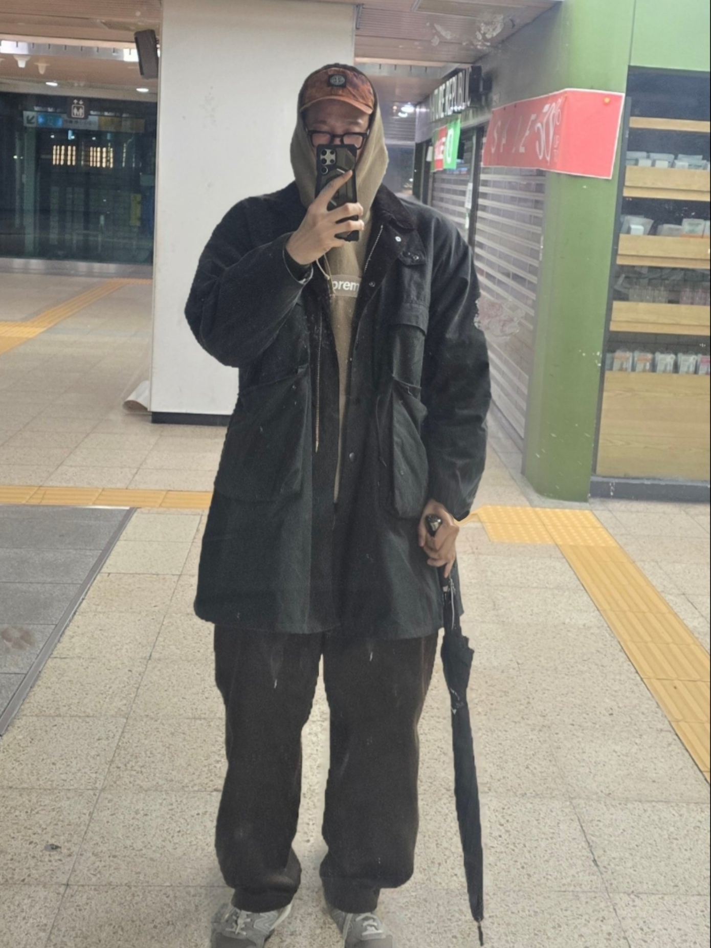 Supreme x Stone Island Painted Camo Nylon 6-Panel Coral - 20FW, Supreme Box Logo Hooded Sweatshirt Dark Sand - 23FW 착용 스타일