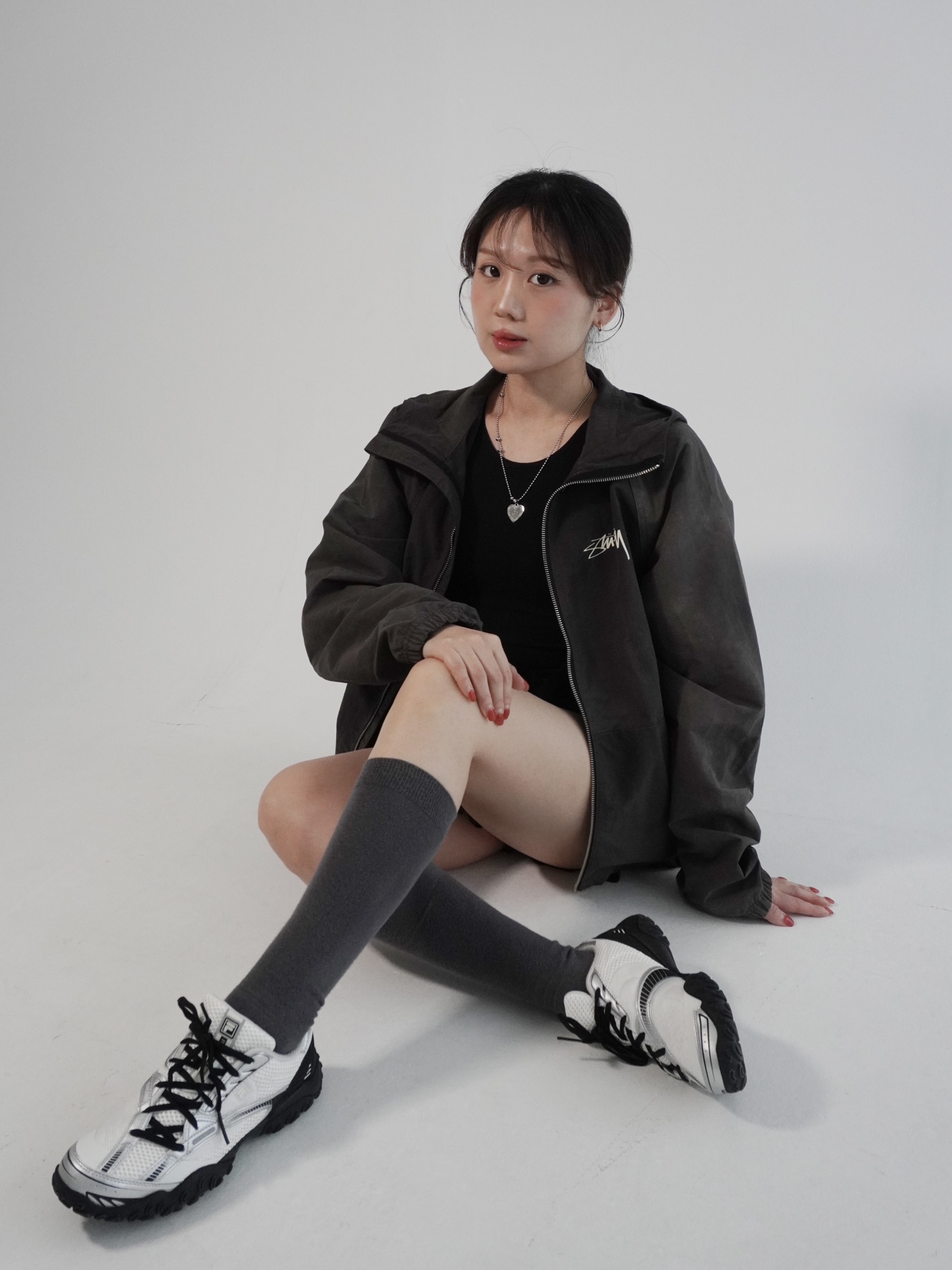 휠라 에샤페 v2 화이트 블랙, 스투시 웨이브 다이 비치 쉘 자켓 블랙 착용 스타일 - 3