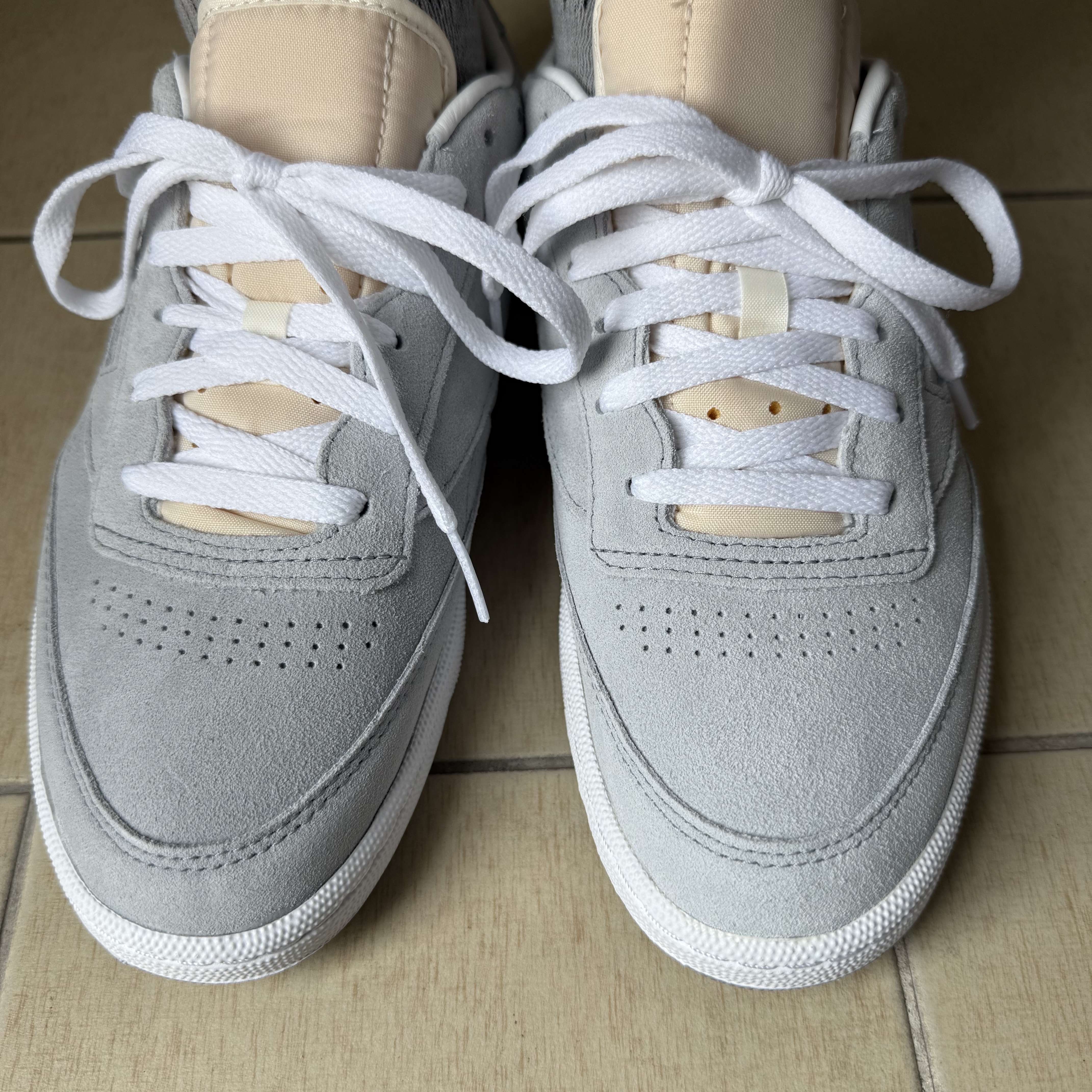 Reebok x JJJJound Club C 85 Suede Cold Grey 2 White 착용 스타일 - 2