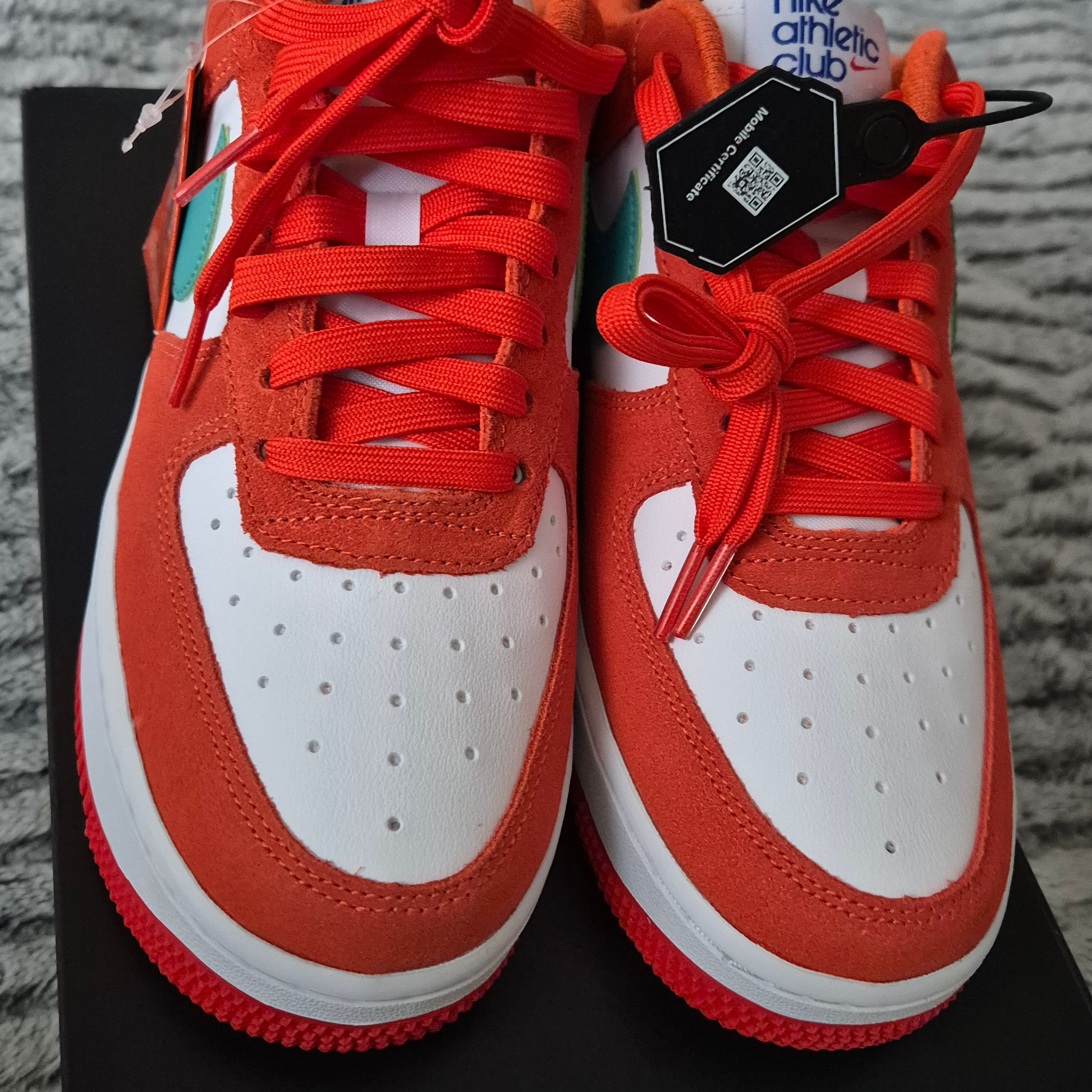 Nike Air Force 1 '07 LV8 Athletic Club Rush Orange Washed Teal 착용 스타일 - 2