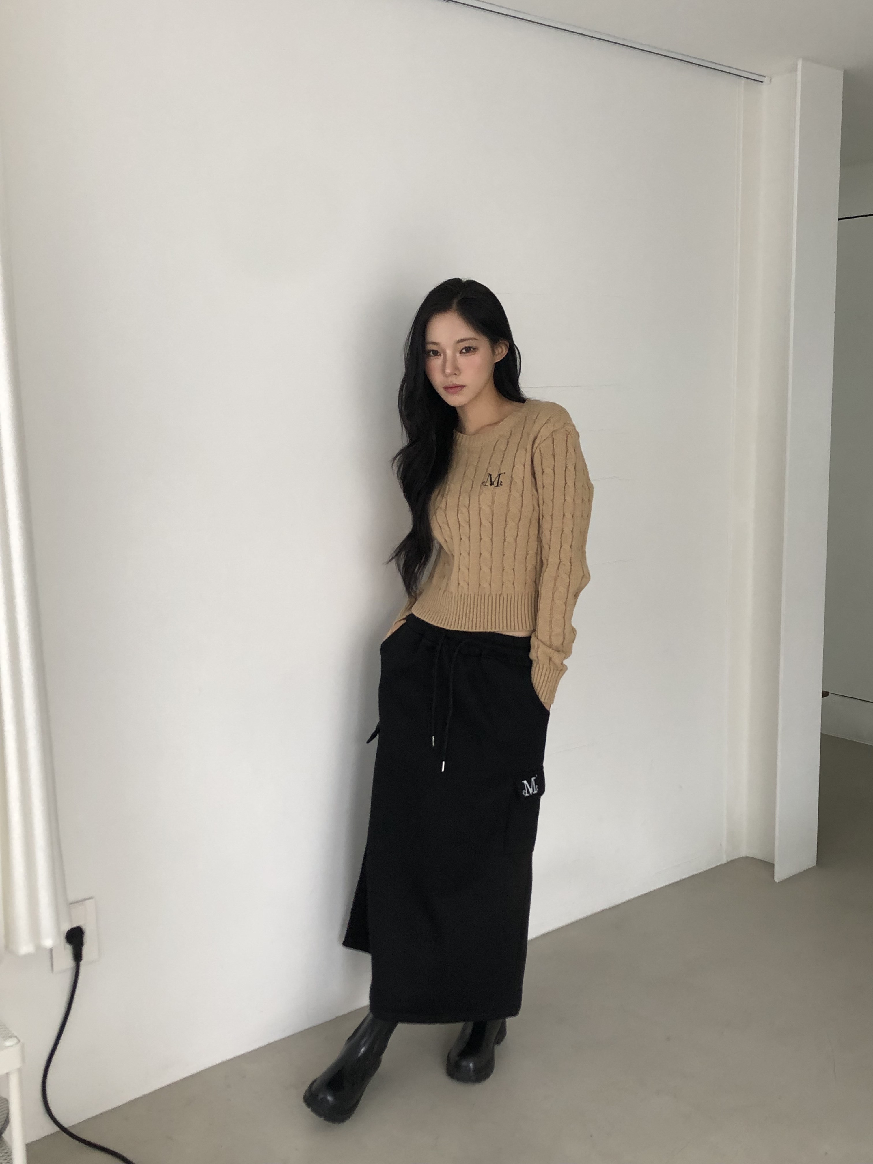 MUCENT Tes Bold Twist Round Knit Beige, MUCENT Roder Back Slit Cargo Sweat Skirt Black 착용 스타일 - 2