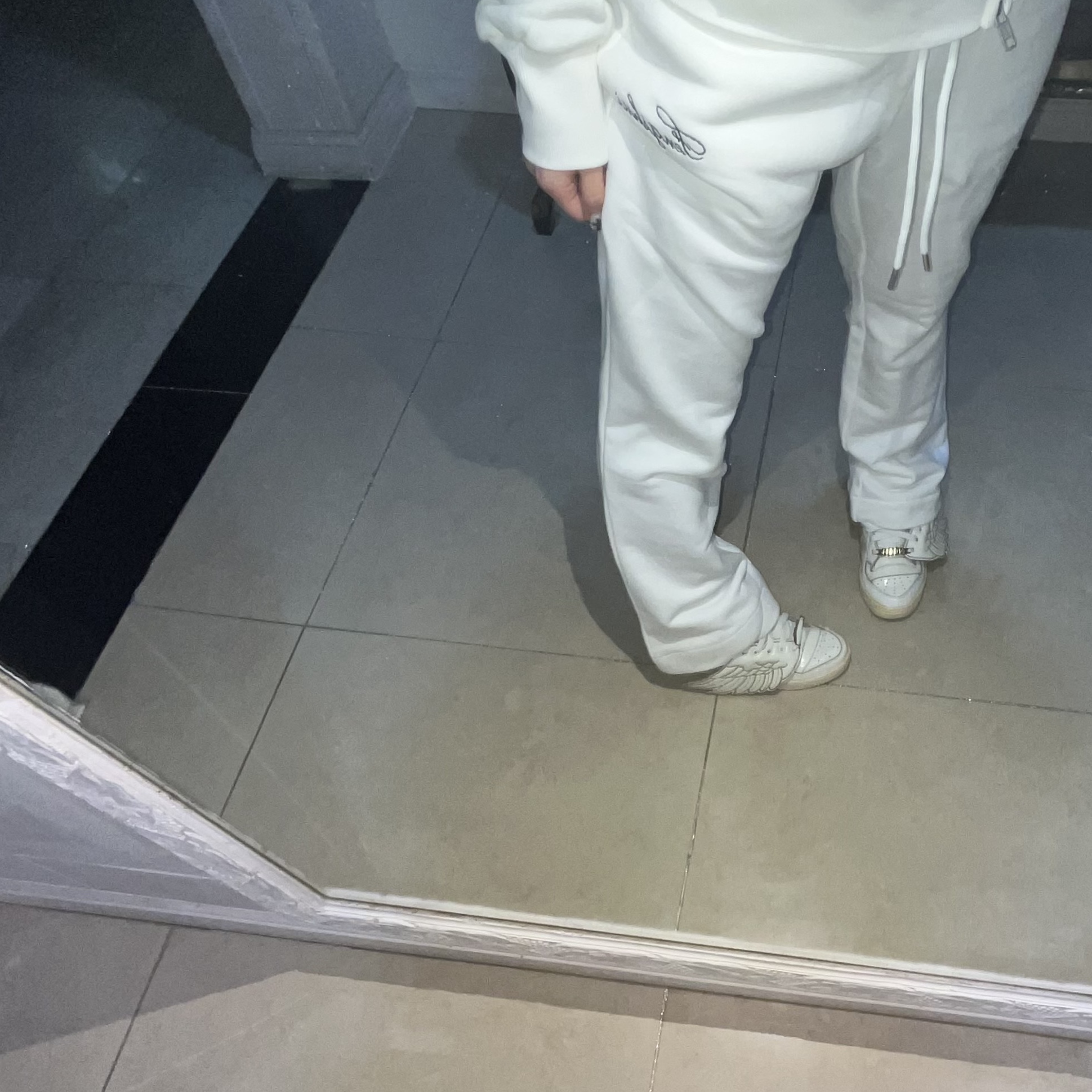 [KREAM 단독 / 프리오더] FENGSHUI Small Logo Fur Hood Zip-Up Jacket White Cream, [KREAM 단독 / 프리오더] FENGSHUI Small Logo OG Wide Flare Sweatpants White Cream 착용 스타일 - 2