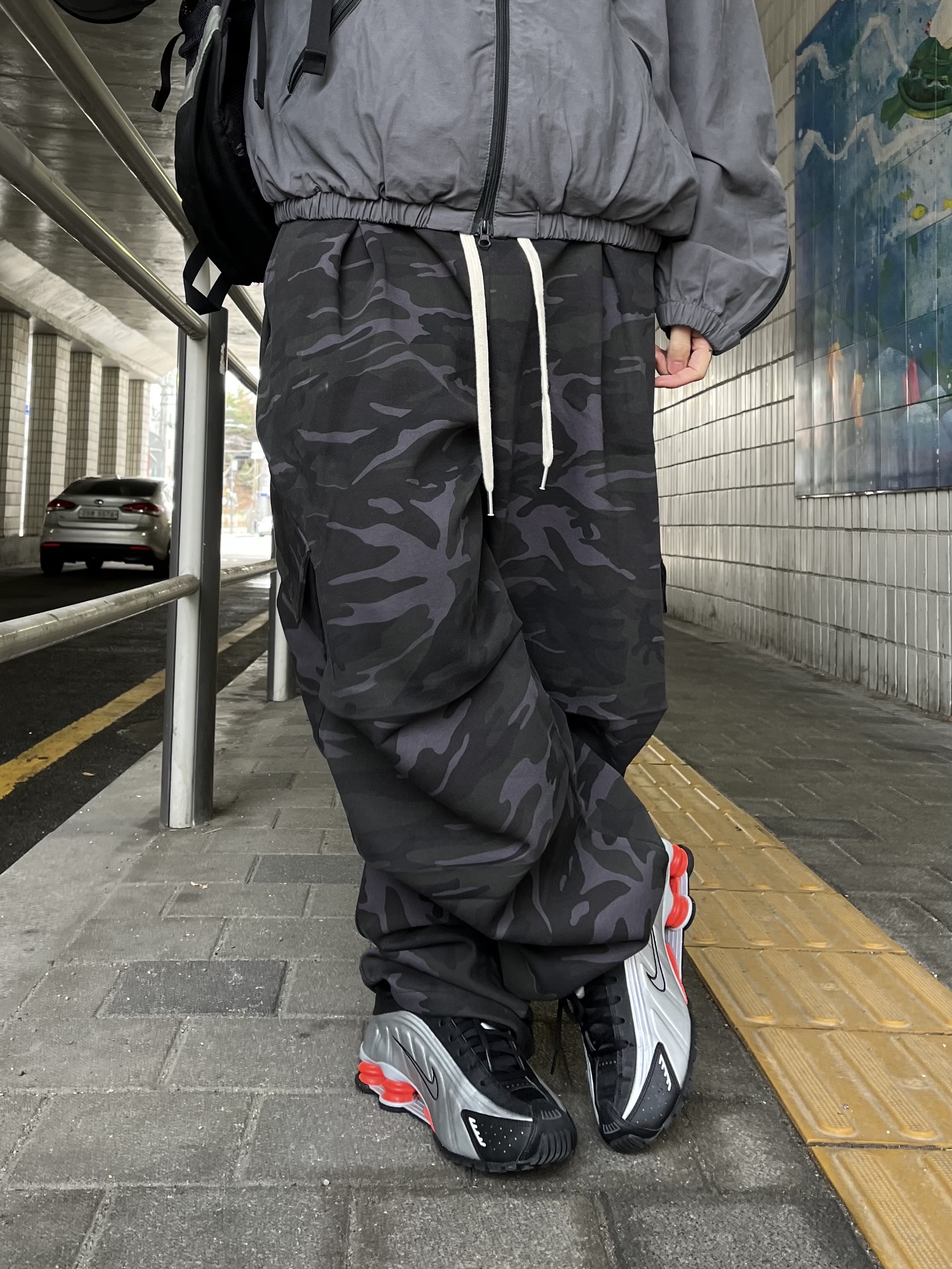 Nike Shox R4 Metallic Silver Red 착용 스타일 - 3