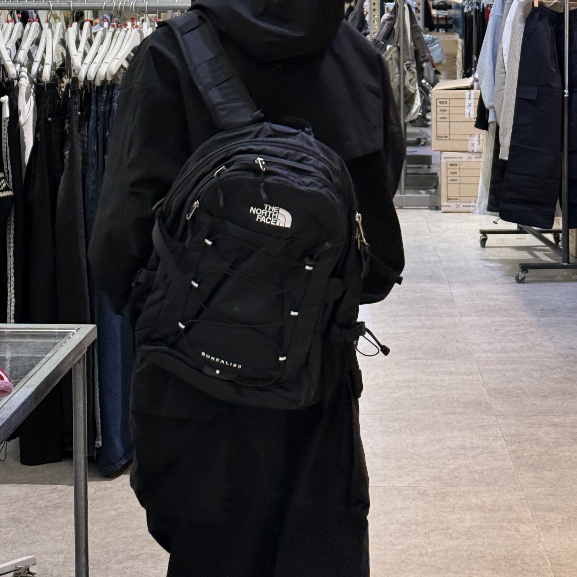 NOMANUAL Penon Wind Shell Black, The North Face Borealis II Black 착용 스타일 - 2