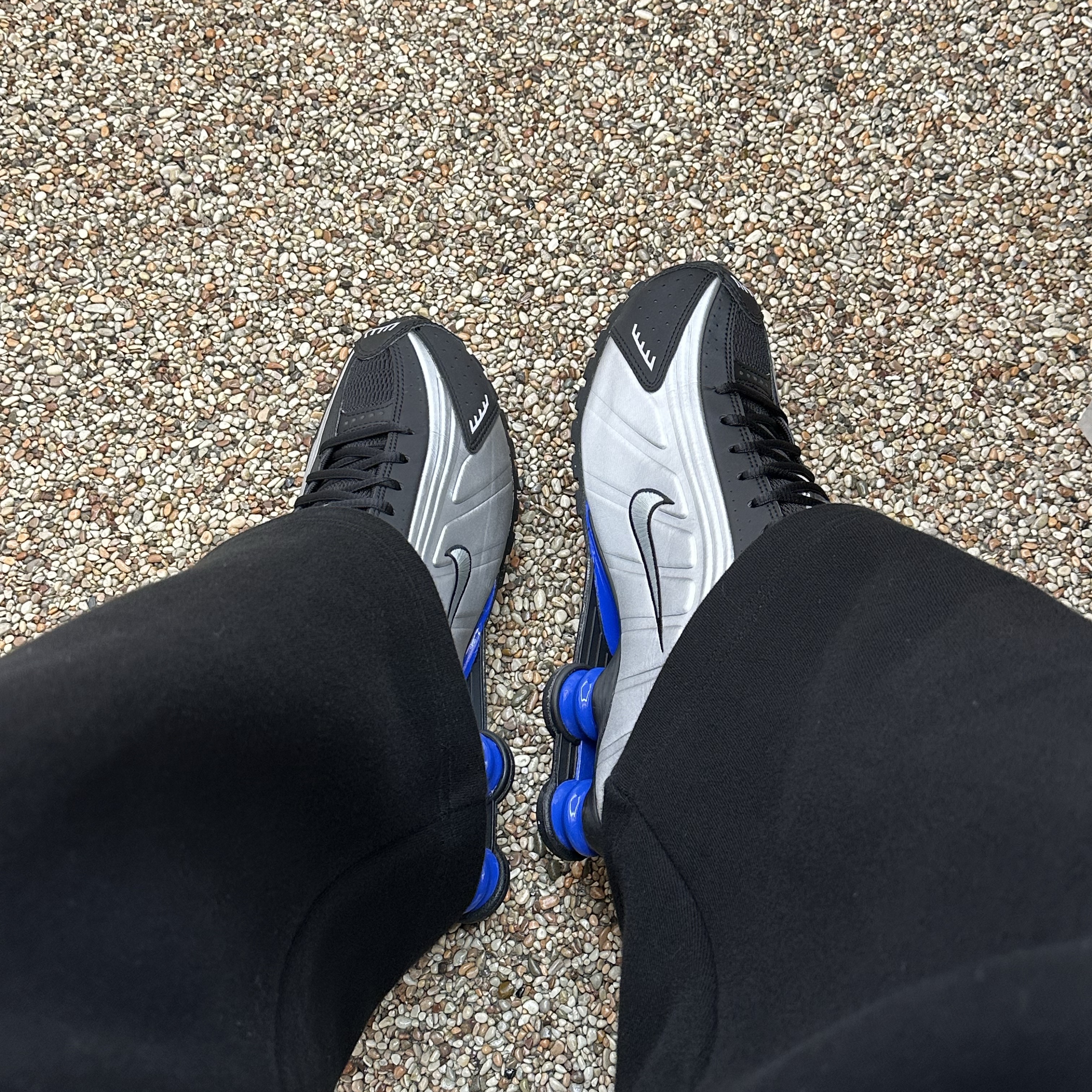 (W) Nike Shox R4 Metallic Silver and Black 착용 스타일 - 1