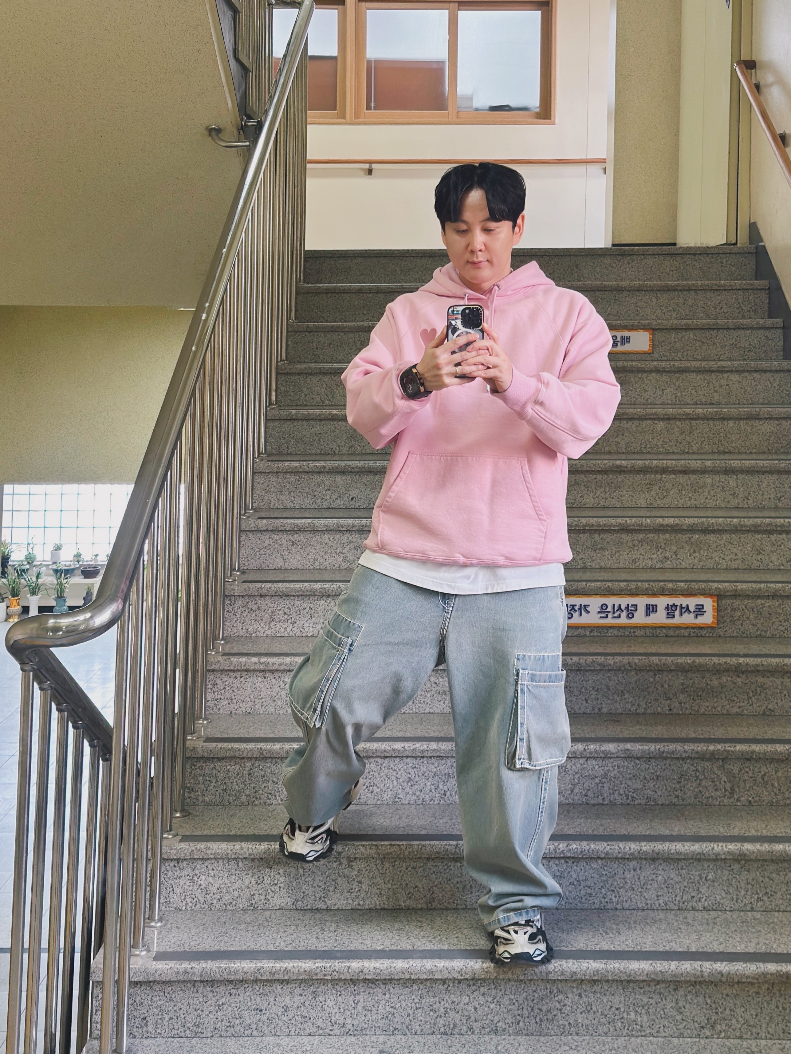 AMI de Coeur Tone-On-Tone Hoodie Pale Pink 착용 스타일