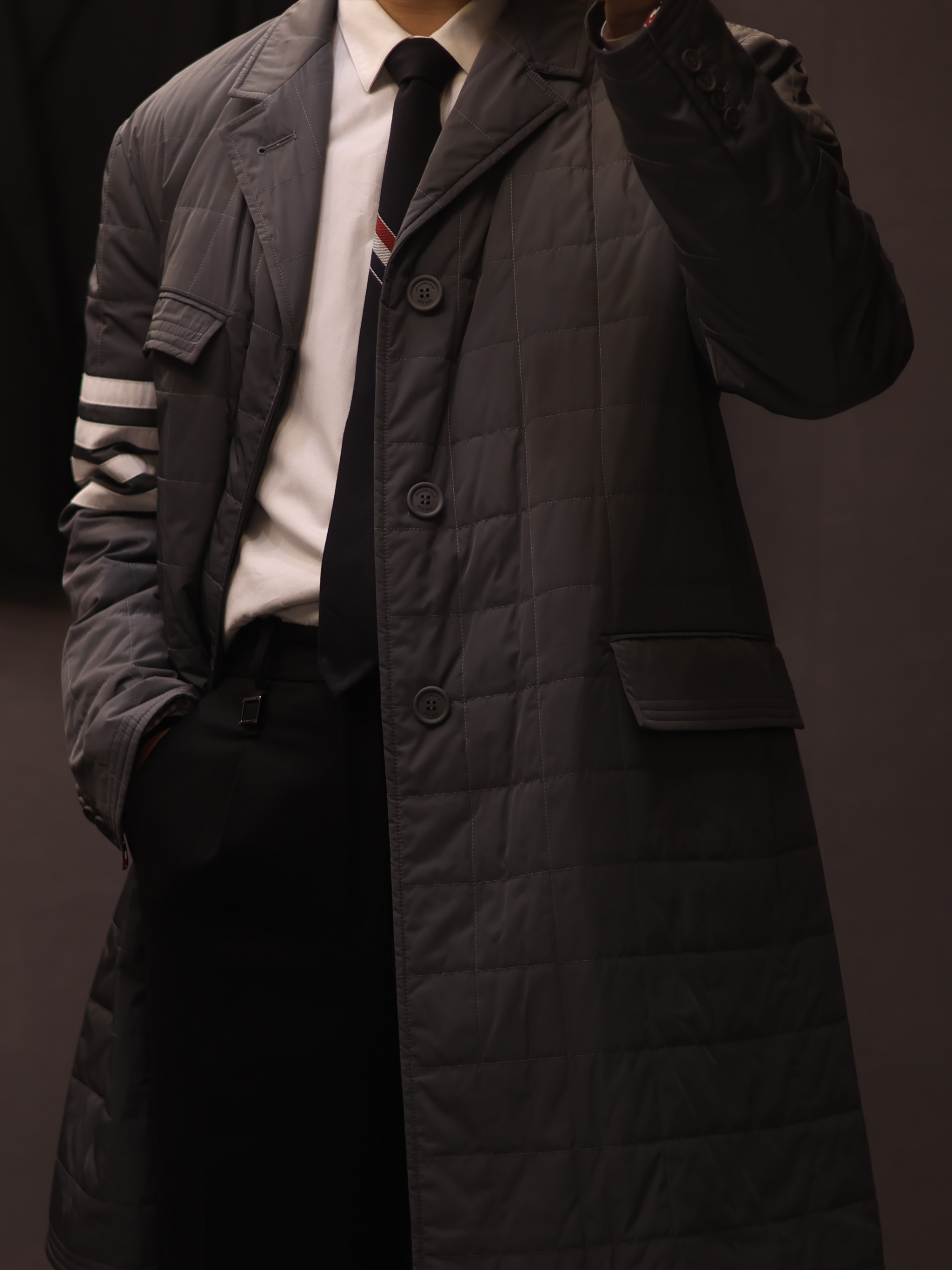 Thom Browne Poly Twill 4-Bar Down Chesterfield Overcoat Medium Grey, Thom Browne Calf Mr.Thom Luggage Bag Black 착용 스타일 - 3