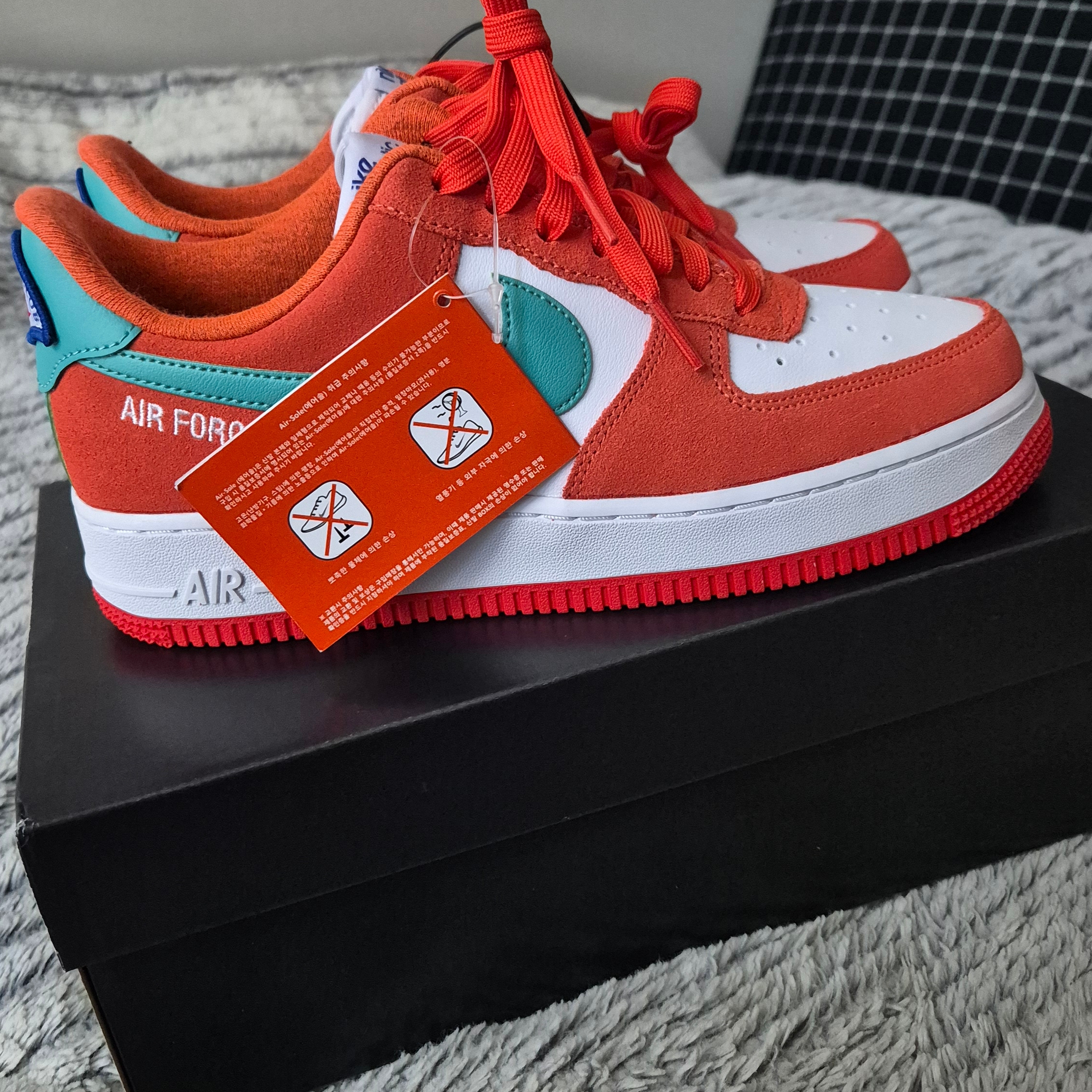 Nike Air Force 1 '07 LV8 Athletic Club Rush Orange Washed Teal 착용 스타일 - 1