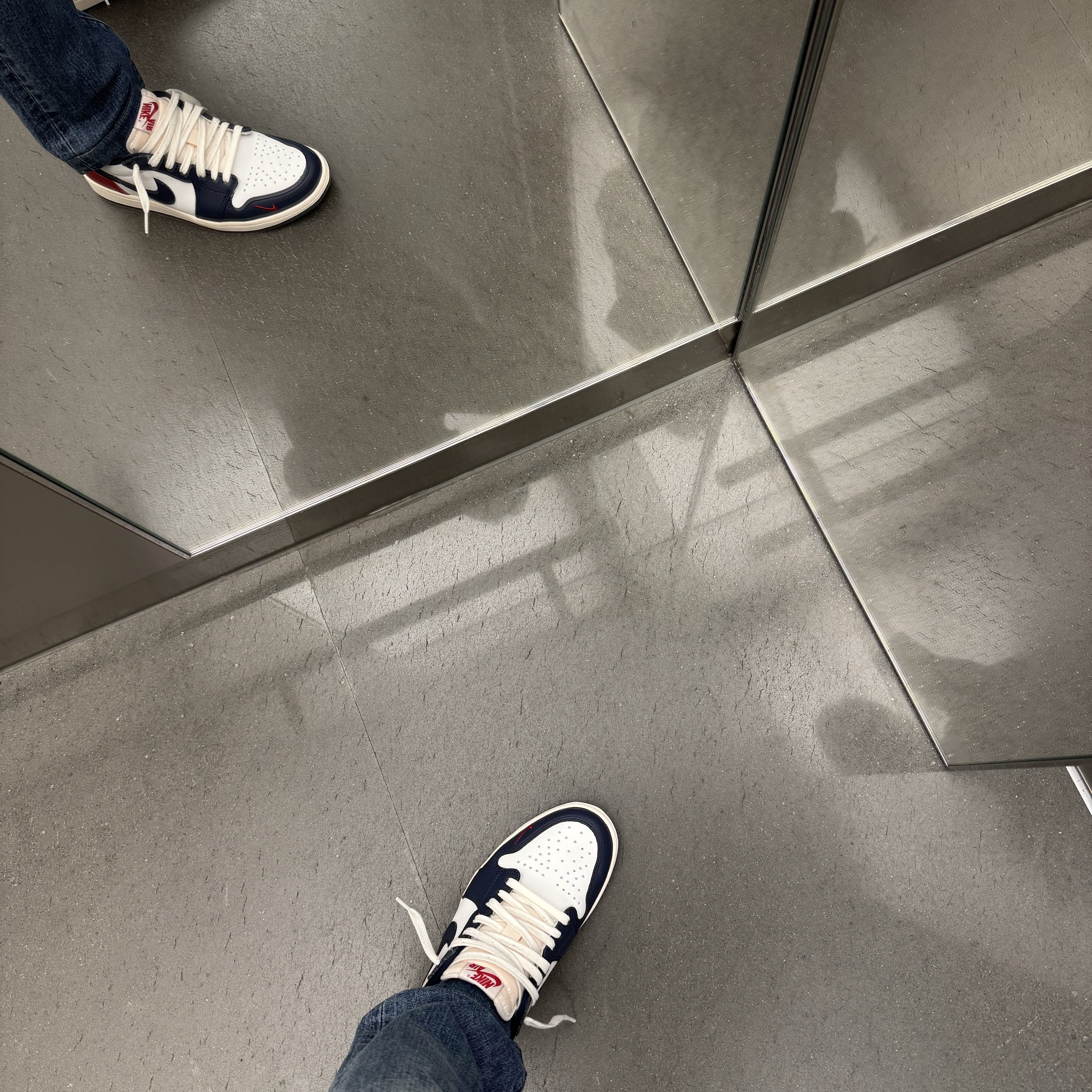 Jordan 1 Retro Low OG Gym Red and Midnight Navy 착용 스타일