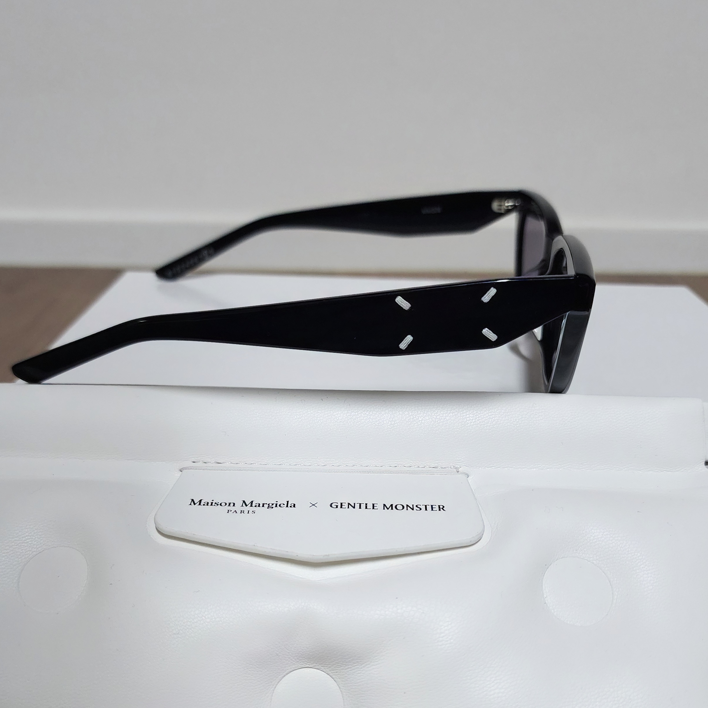 Gentle Monster x Maison Margiela MM208 Black Gray 착용 스타일 - 2