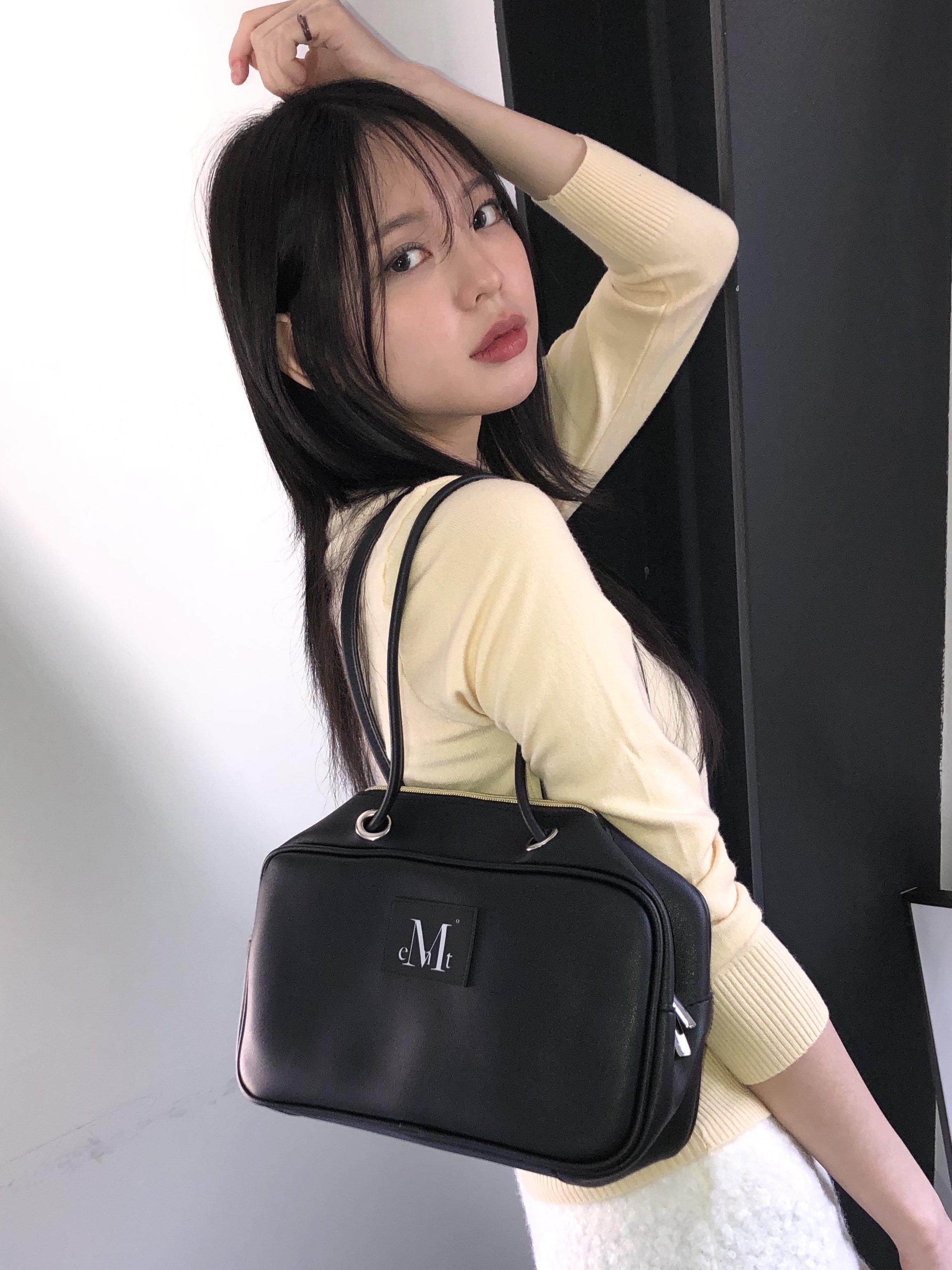 MUCENT Pore Fleece Micro Pants Black, MUCENT Nia Soft V-neck Cardigan Cream Beige 착용 스타일 - 3
