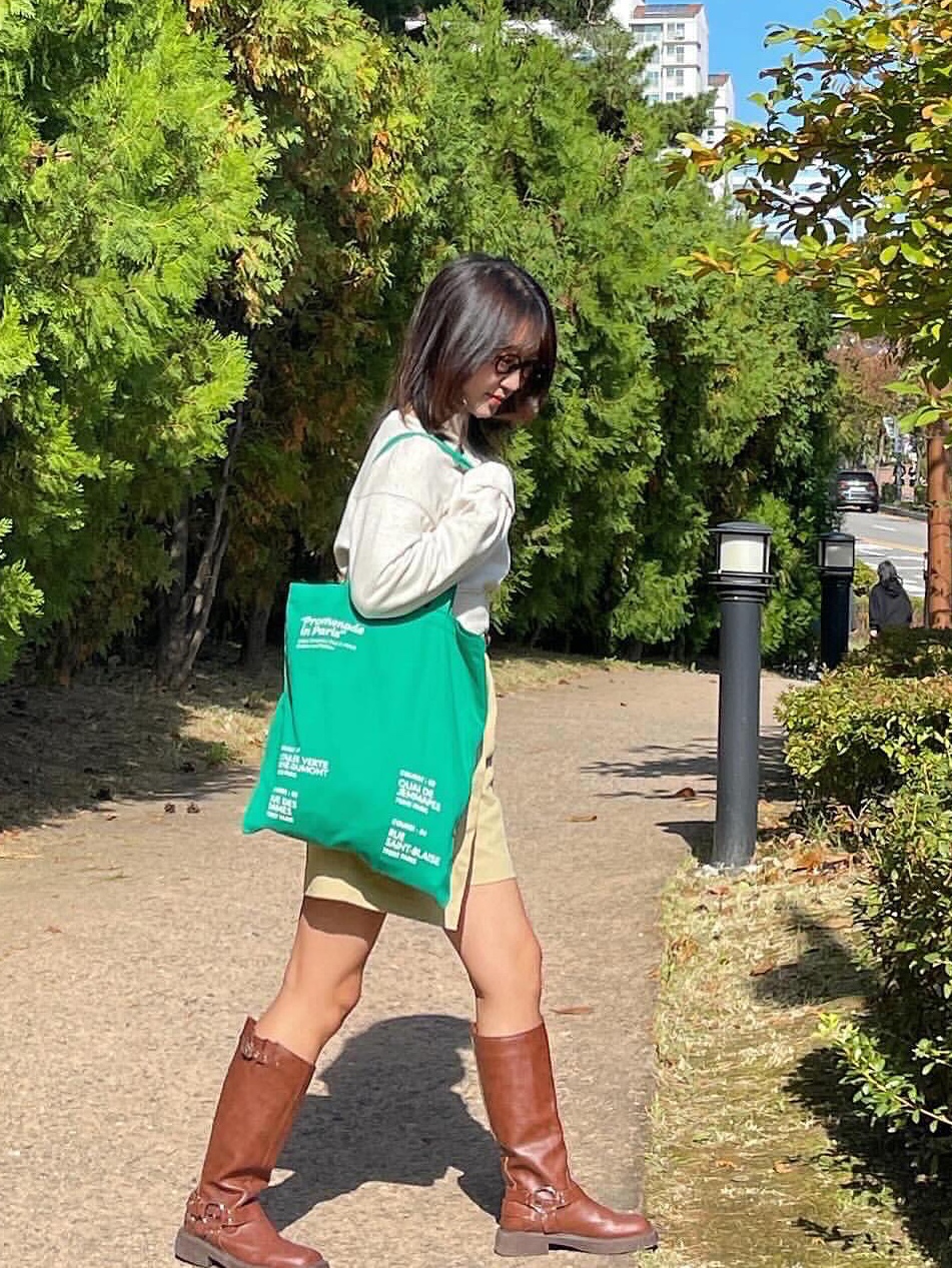 [ACOC X UDC PARIS] Lettering Eco Bag_Green 착용 스타일 - 1