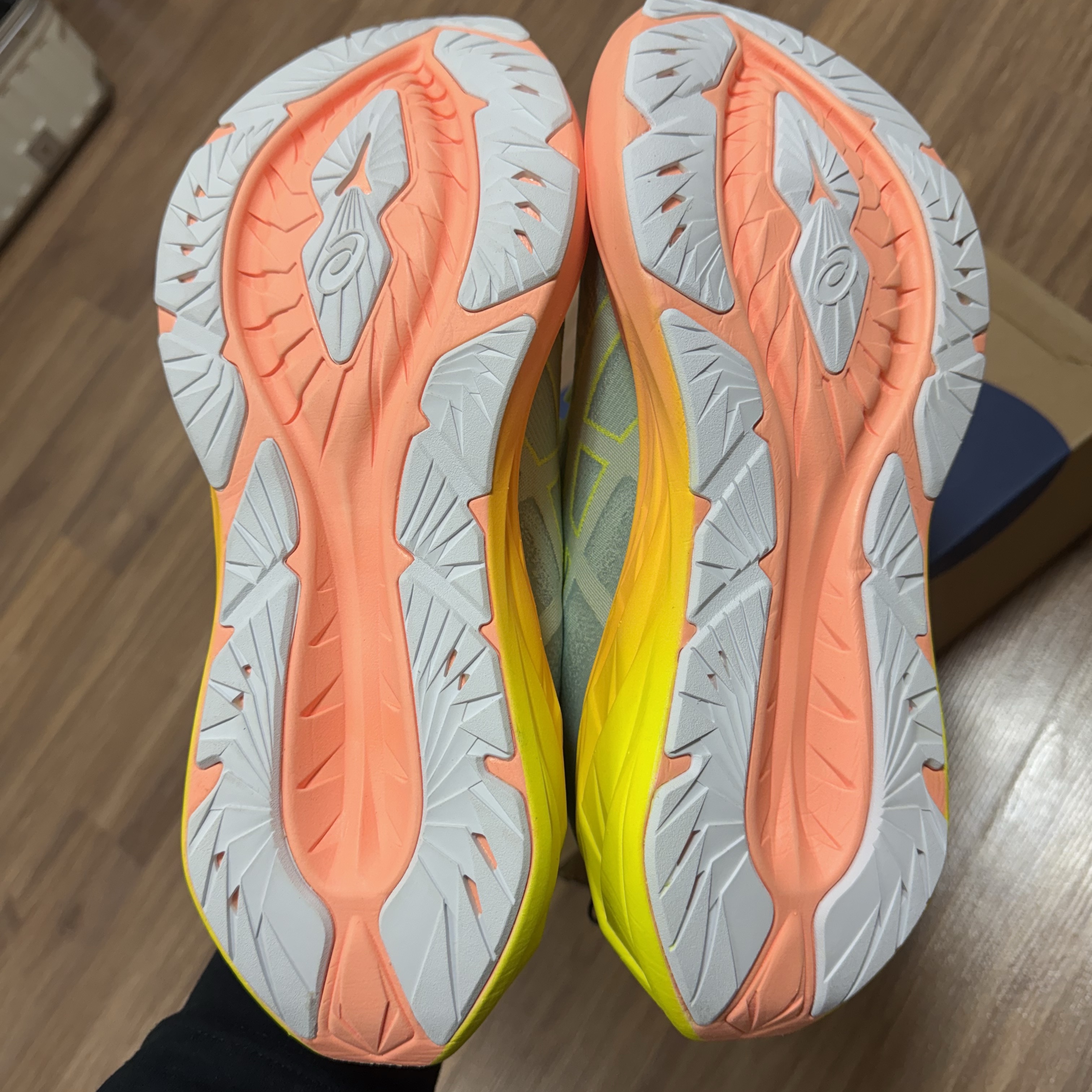 Asics Novablast 4 Cool Matcha Safety Yellow 착용 스타일 - 6