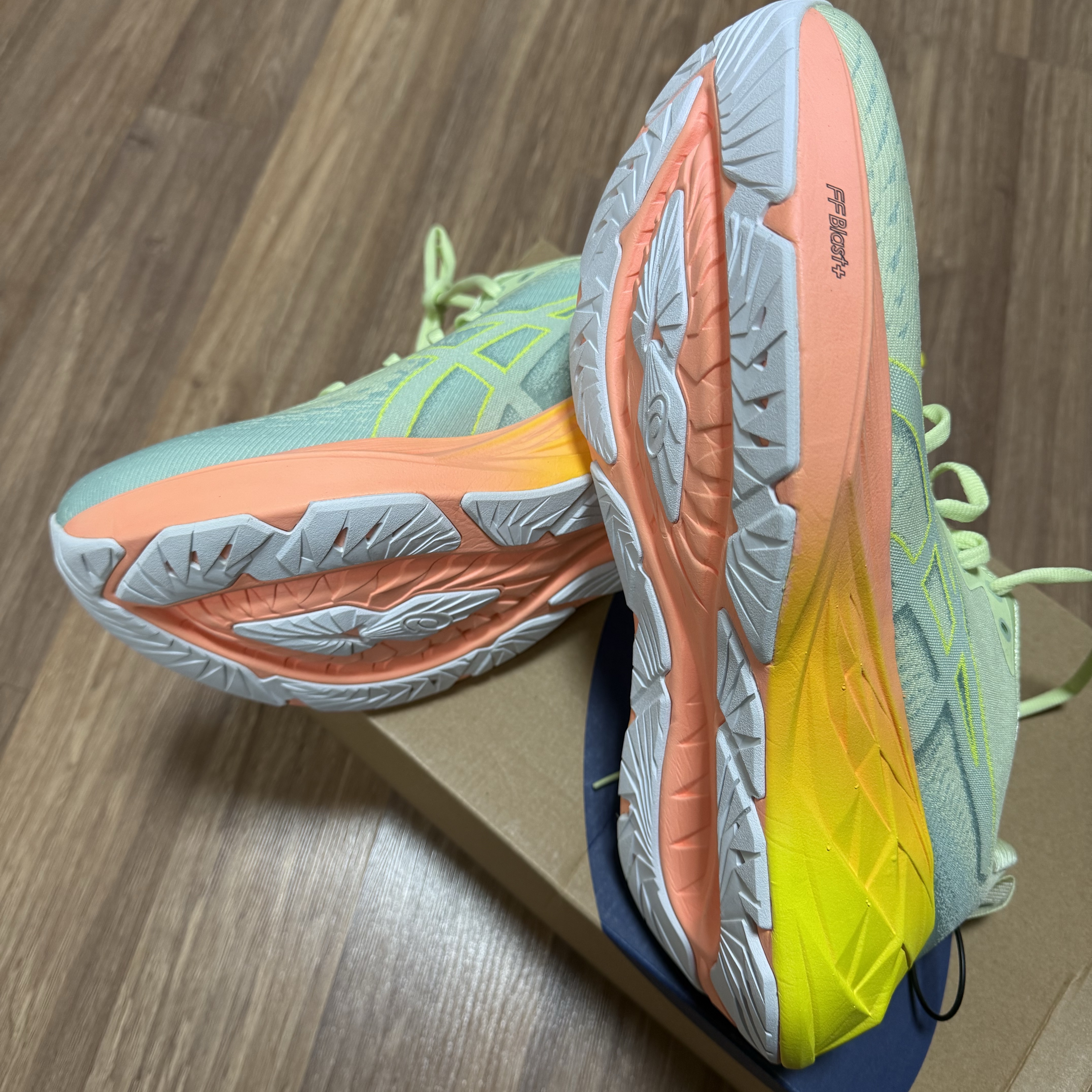 Asics Novablast 4 Cool Matcha Safety Yellow 착용 스타일 - 2
