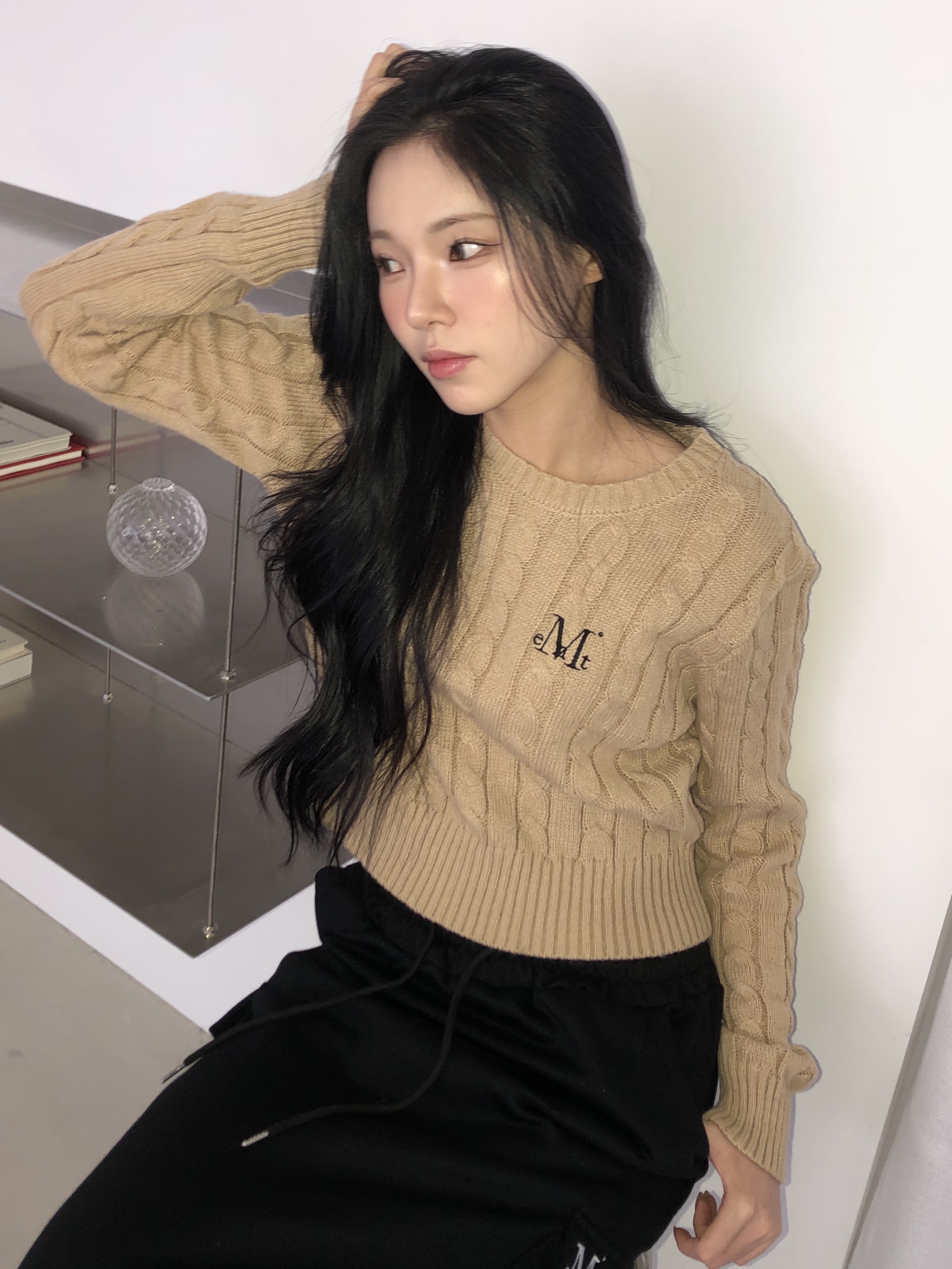 MUCENT Tes Bold Twist Round Knit Beige, MUCENT Roder Back Slit Cargo Sweat Skirt Black 착용 스타일 - 1