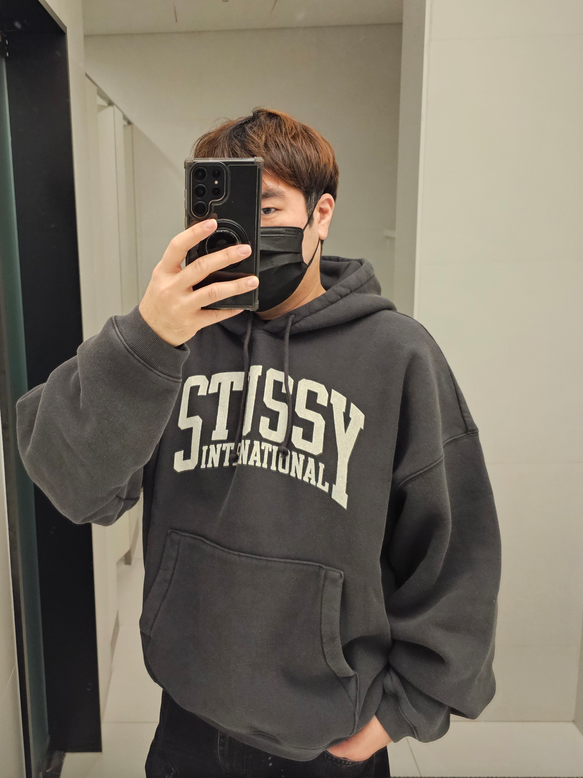 스투시 인터내셔널 릴렉스드 후드 워시드 블랙 착용 스타일 - 2