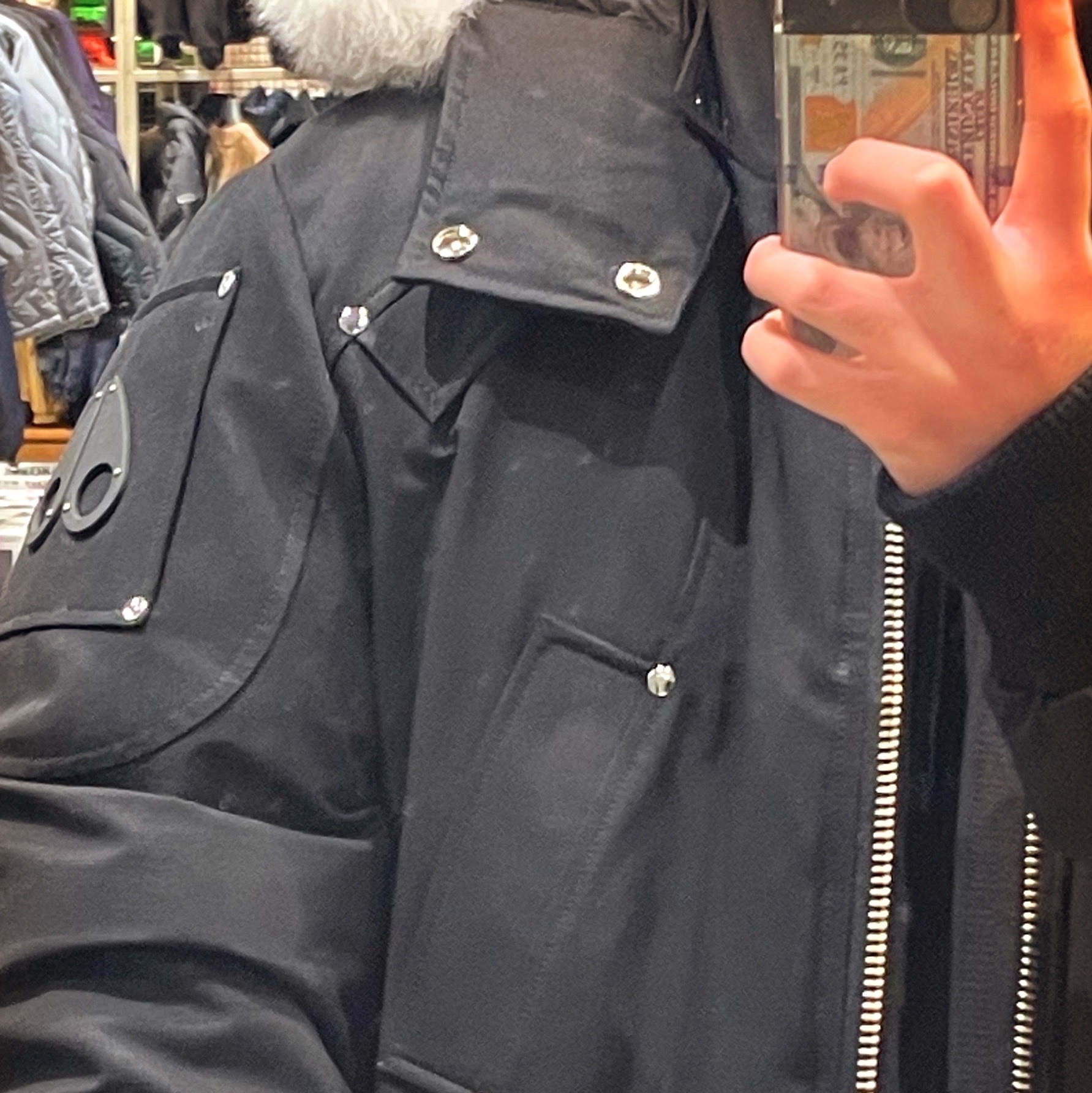 무스너클 발리스틱 봄버 화이트 폭스 퍼 블랙 착용 스타일