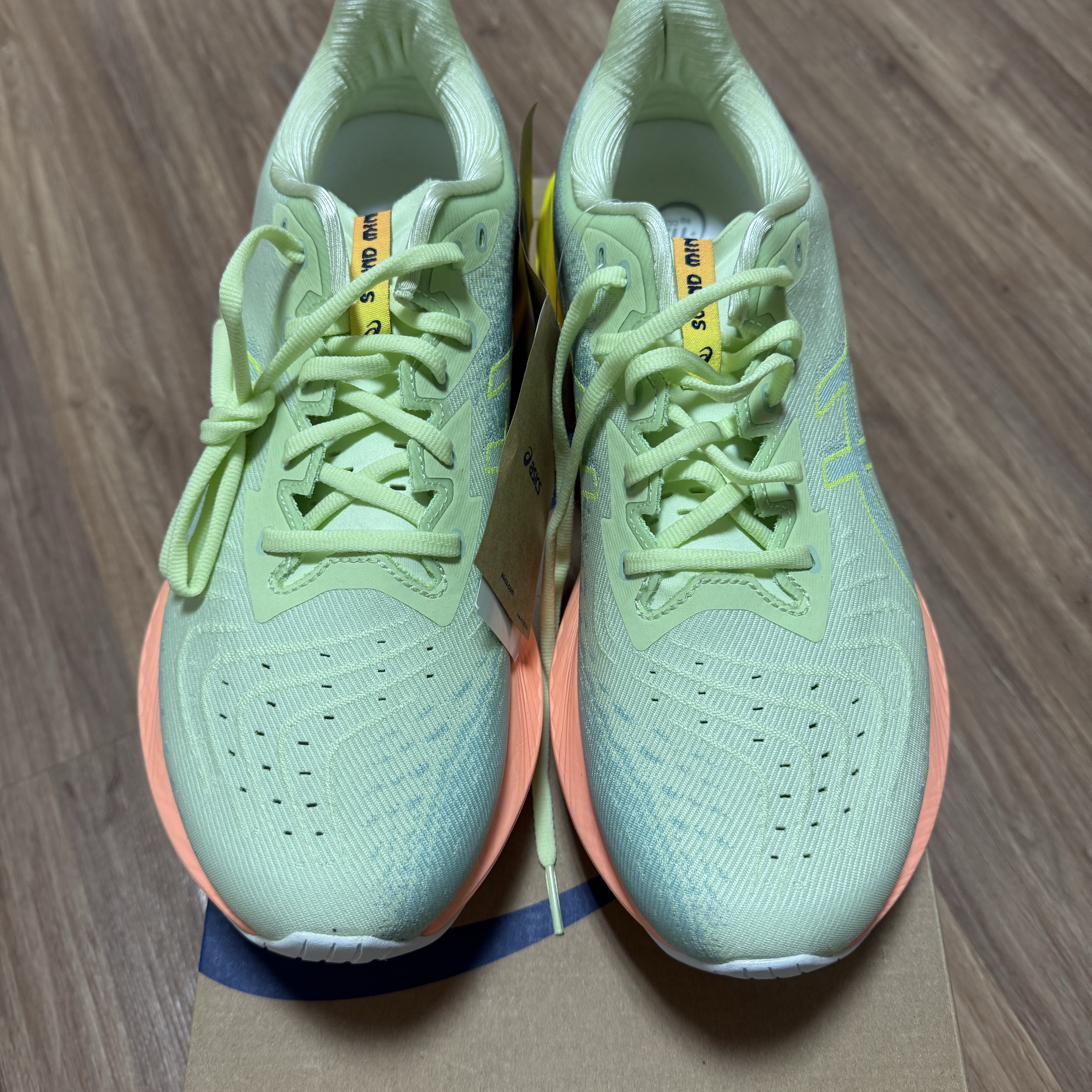 Asics Novablast 4 Cool Matcha Safety Yellow 착용 스타일 - 3
