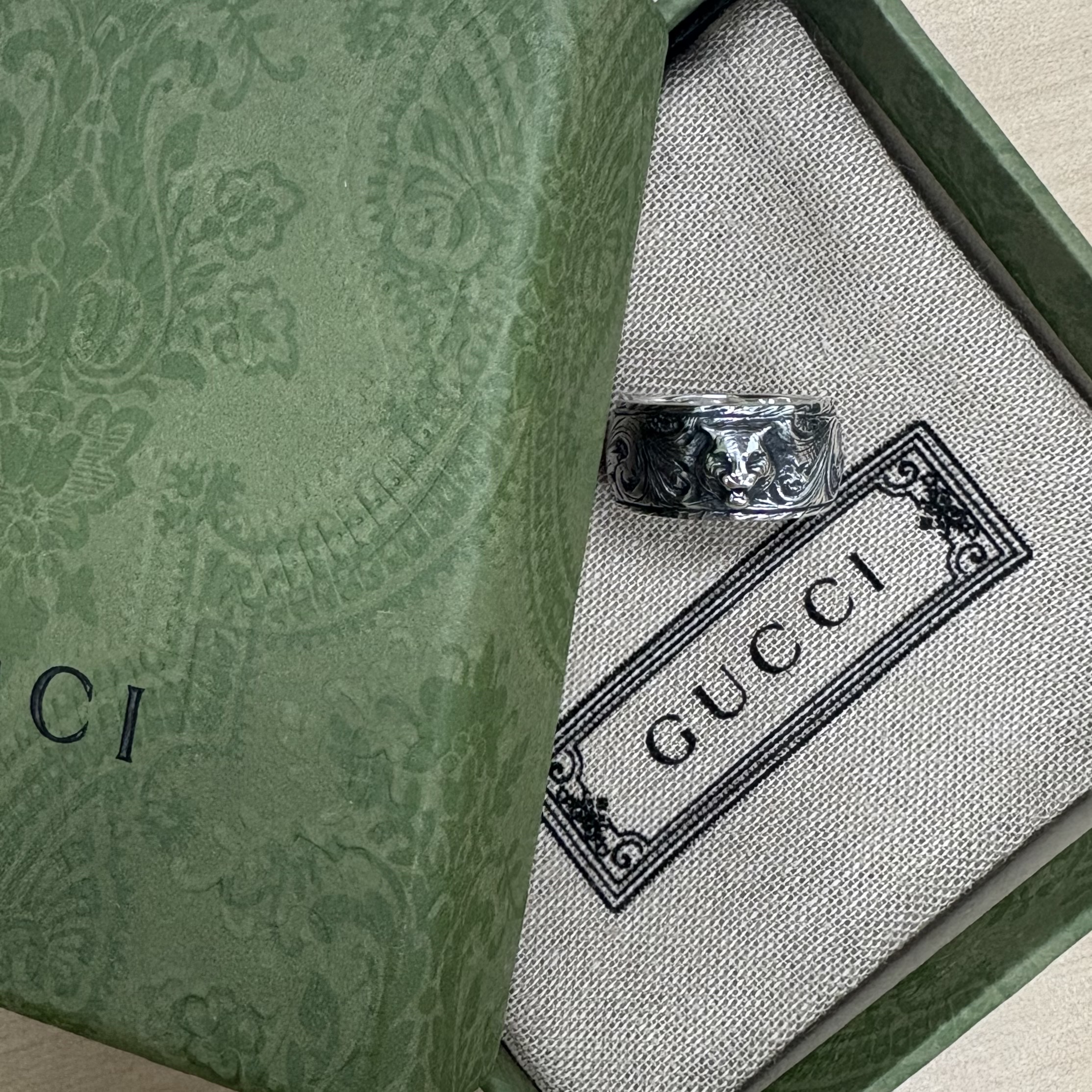 Gucci Thin Silver Ring With Feline Head Silver Aged Dark Finish 착용 스타일 - 1