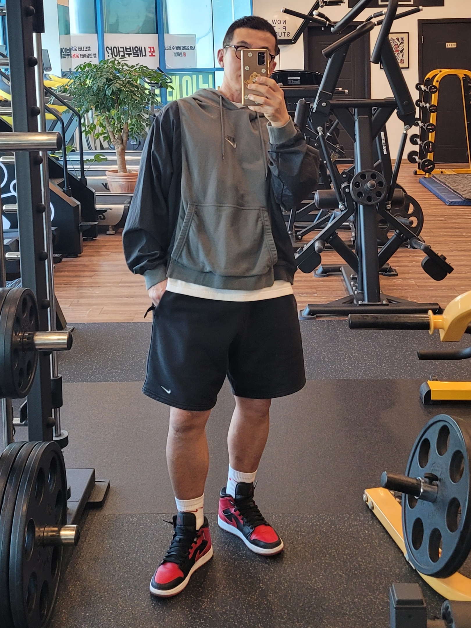 Jordan 1 Mid Bred Banned 2020, Nike NRG Solo Swoosh Fleece Shorts Black - Asia 착용 스타일