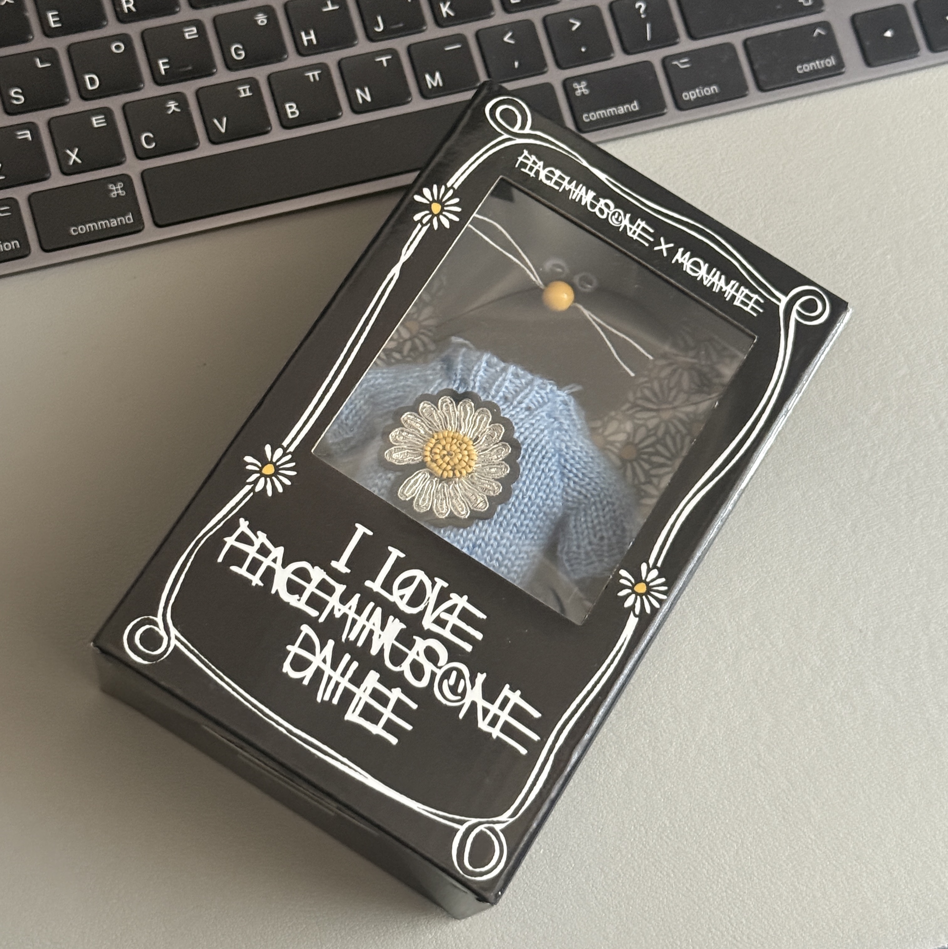 Monamhee x Peaceminusone Daihee Plush Keyring 착용 스타일 - 2