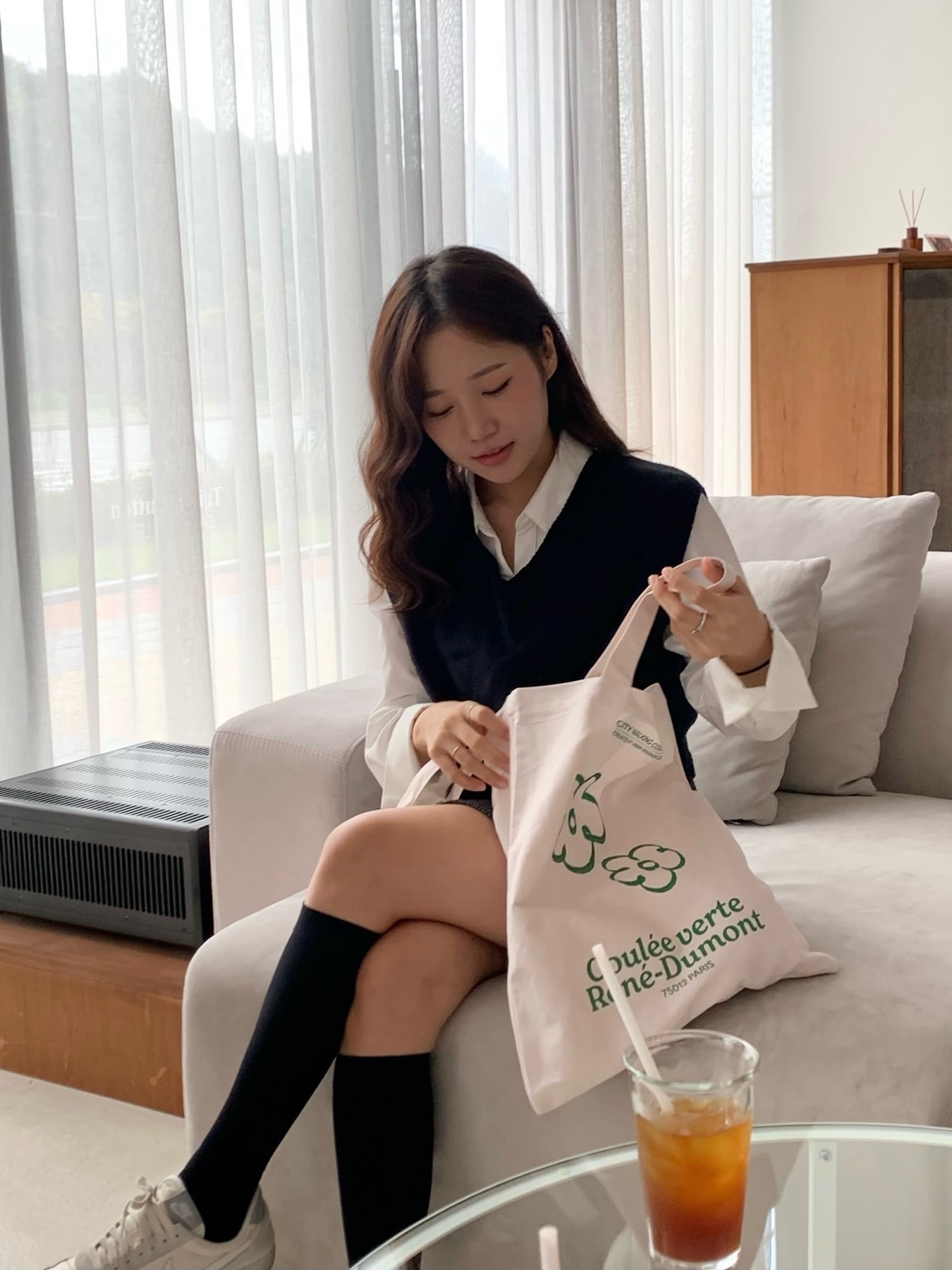 [아코크 X 유디씨 파리] 아트워크 에코백_아이보리 착용 스타일 - 2