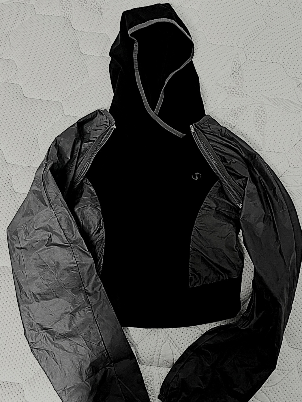 OJOS Muffler Boxer Crop Hoodie Black 착용 스타일