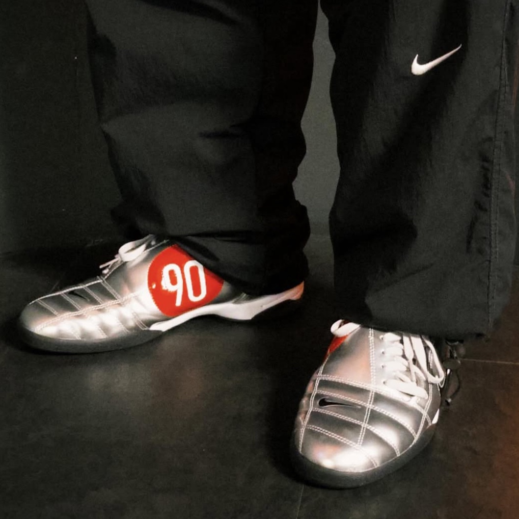 Nike Total 90 III SP Metallic Silver and Black 착용 스타일