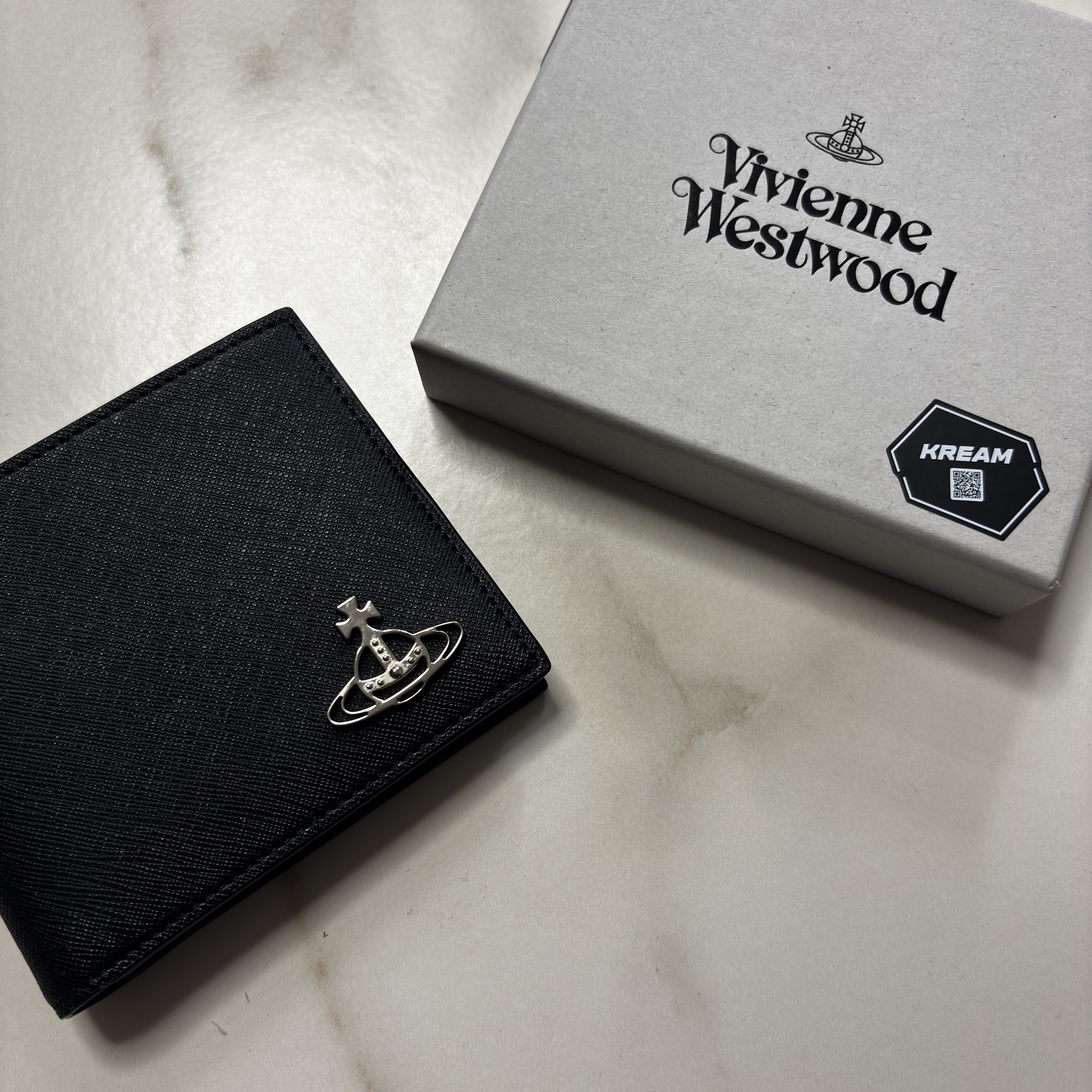 Vivienne Westwood Logo Saffiano Wallet Black 착용 스타일