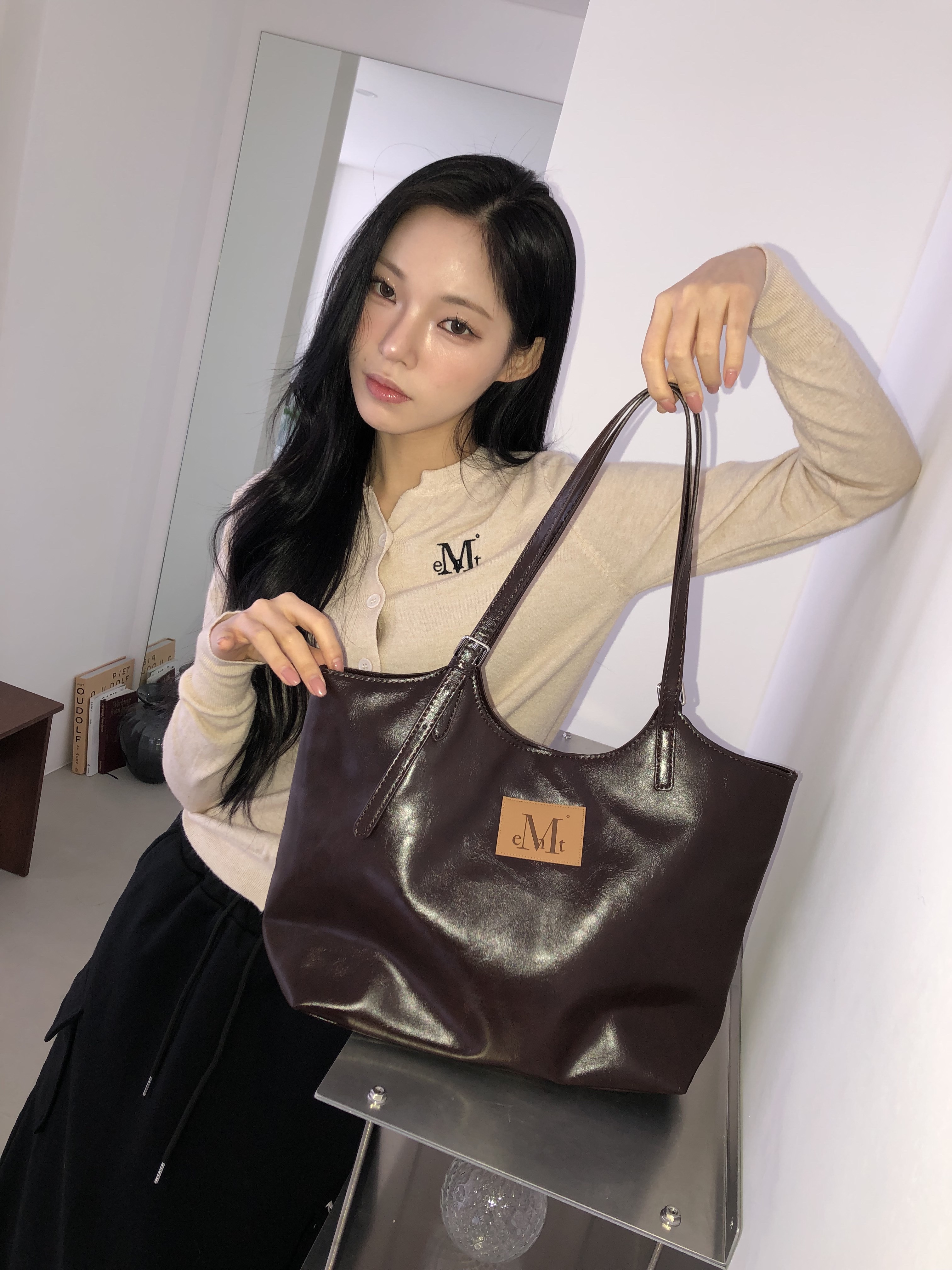 무센트 로더 백 슬릿 카고 스웻 스커트 블랙, 무센트 아르망 프론트 버클 레더 숄더백 브라운 착용 스타일 - 2