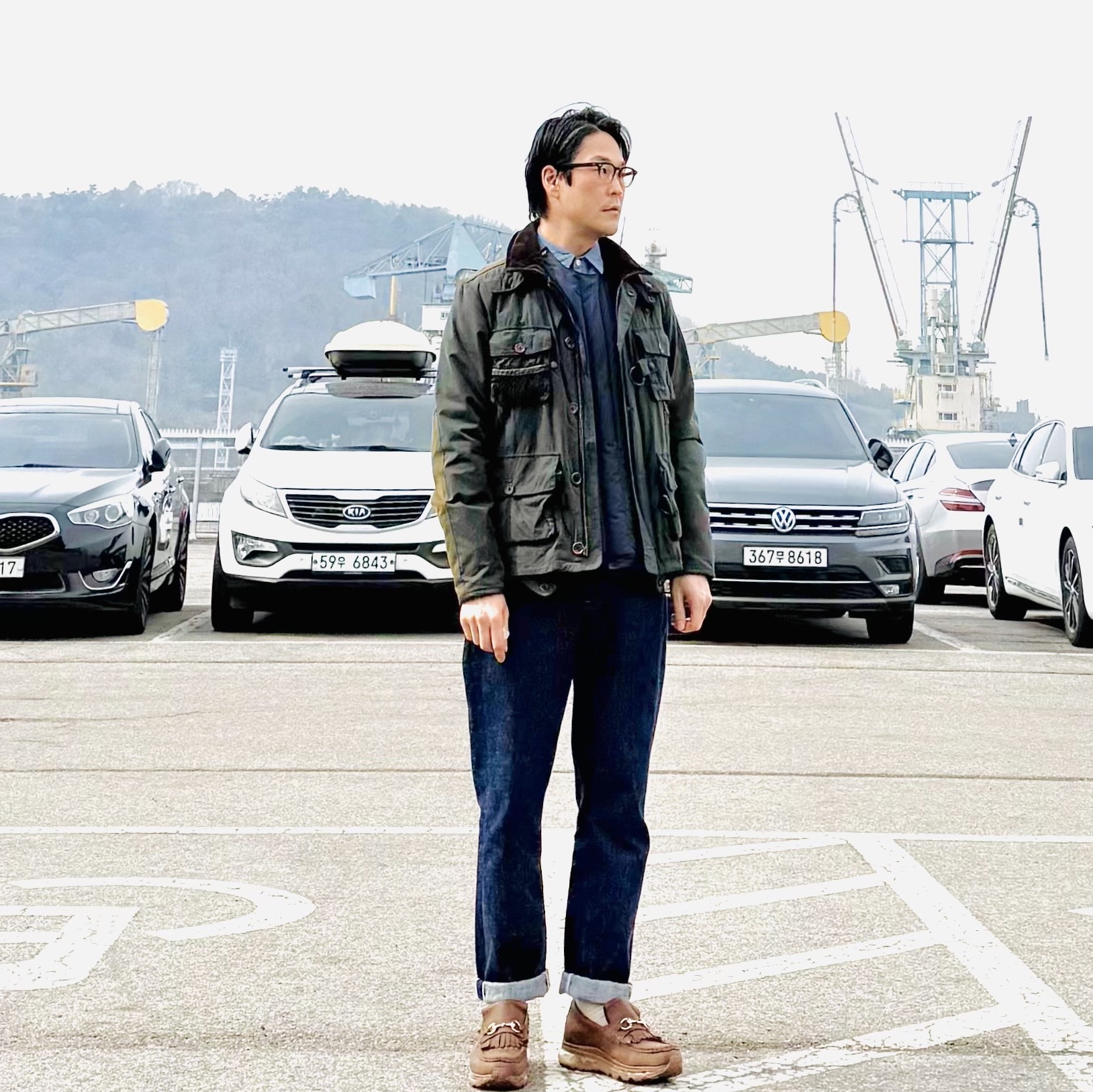 Barbour x TO KI TO Military Waxed Jacket Sage 착용 스타일