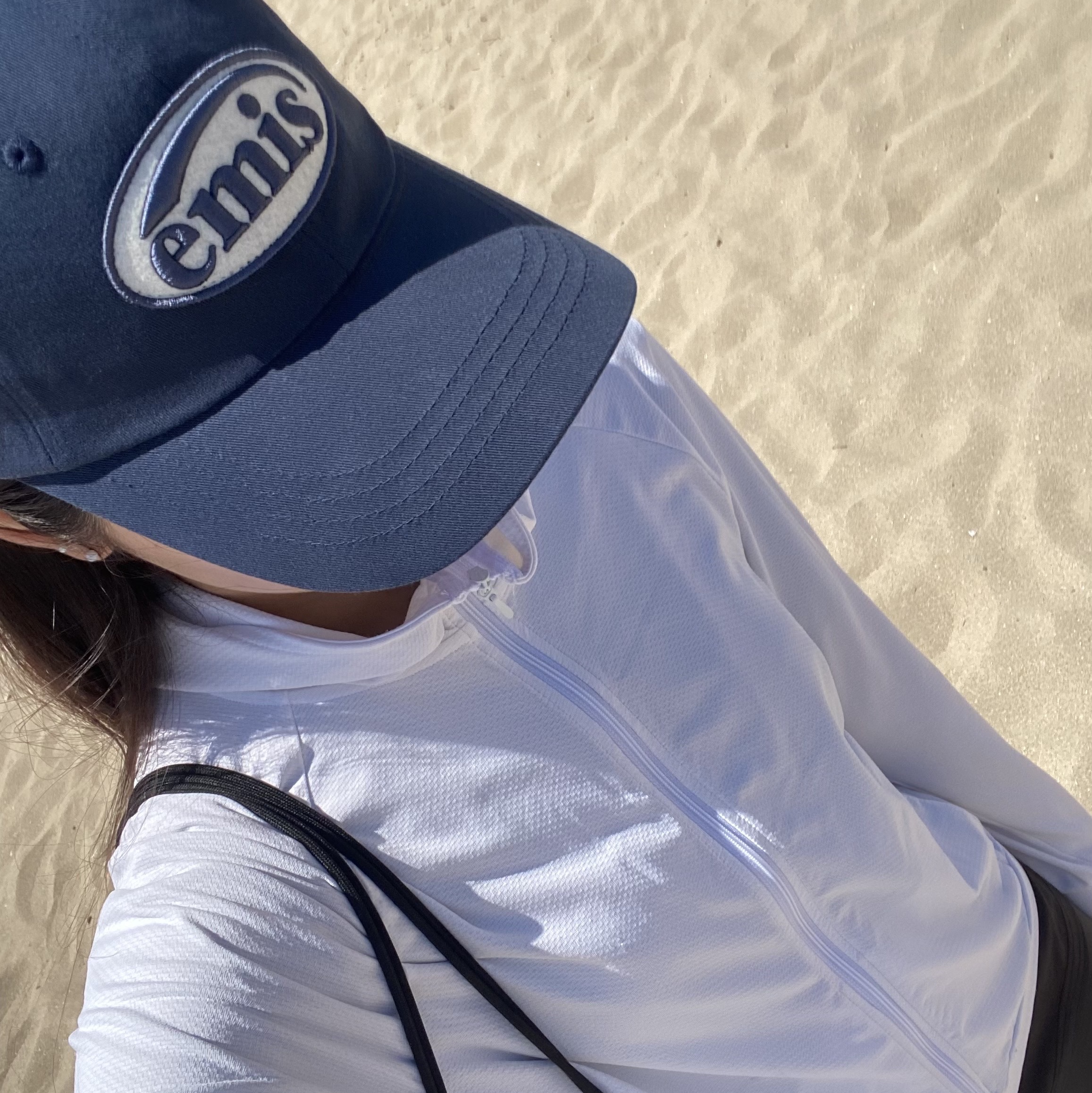 Emis Tone On Tone Wappen Ball Cap Navy 착용 스타일