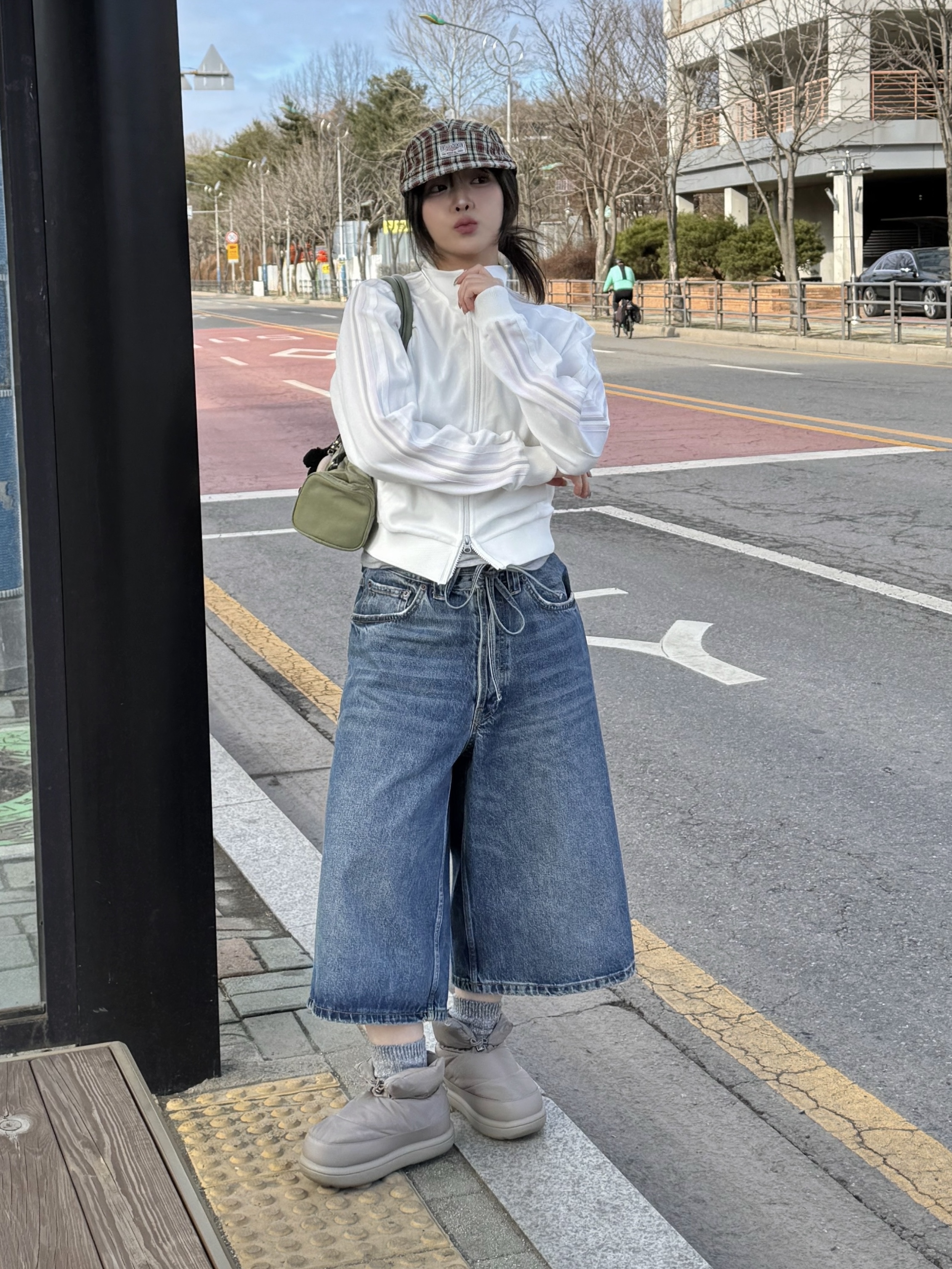 Zara x Rhuigi Denim Bermuda Pants Medium Blue, Zara Baggy Fit Bermuda Denim Blue 착용 스타일 - 6