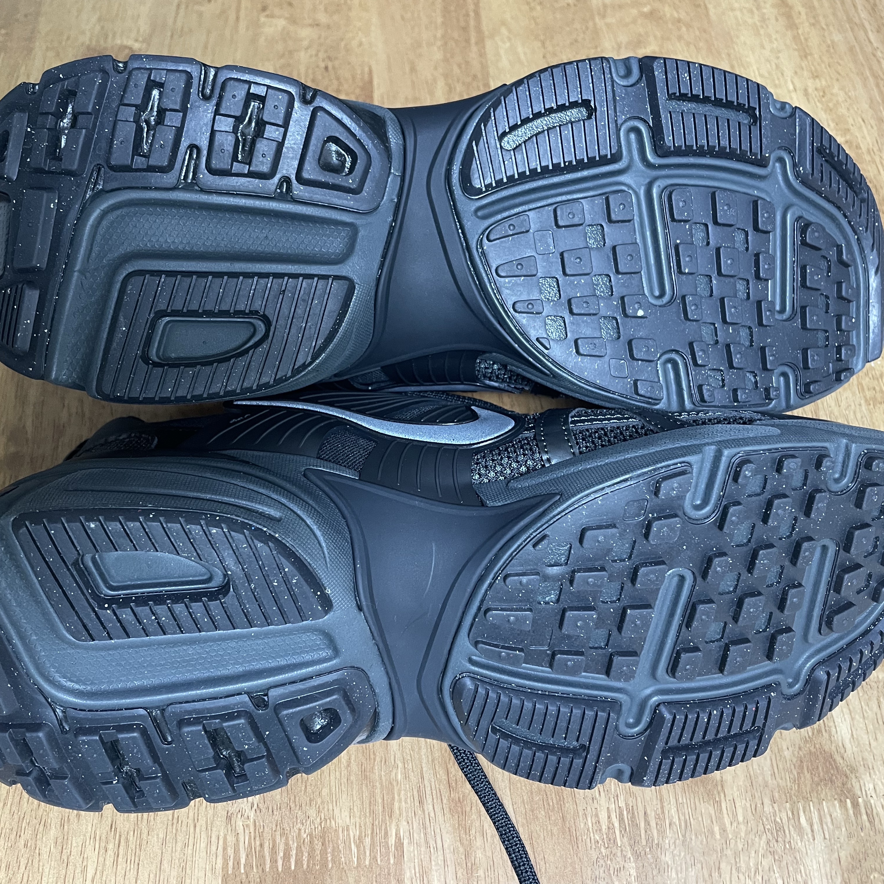 Nike V2K Run Black Anthracite 착용 스타일 - 3