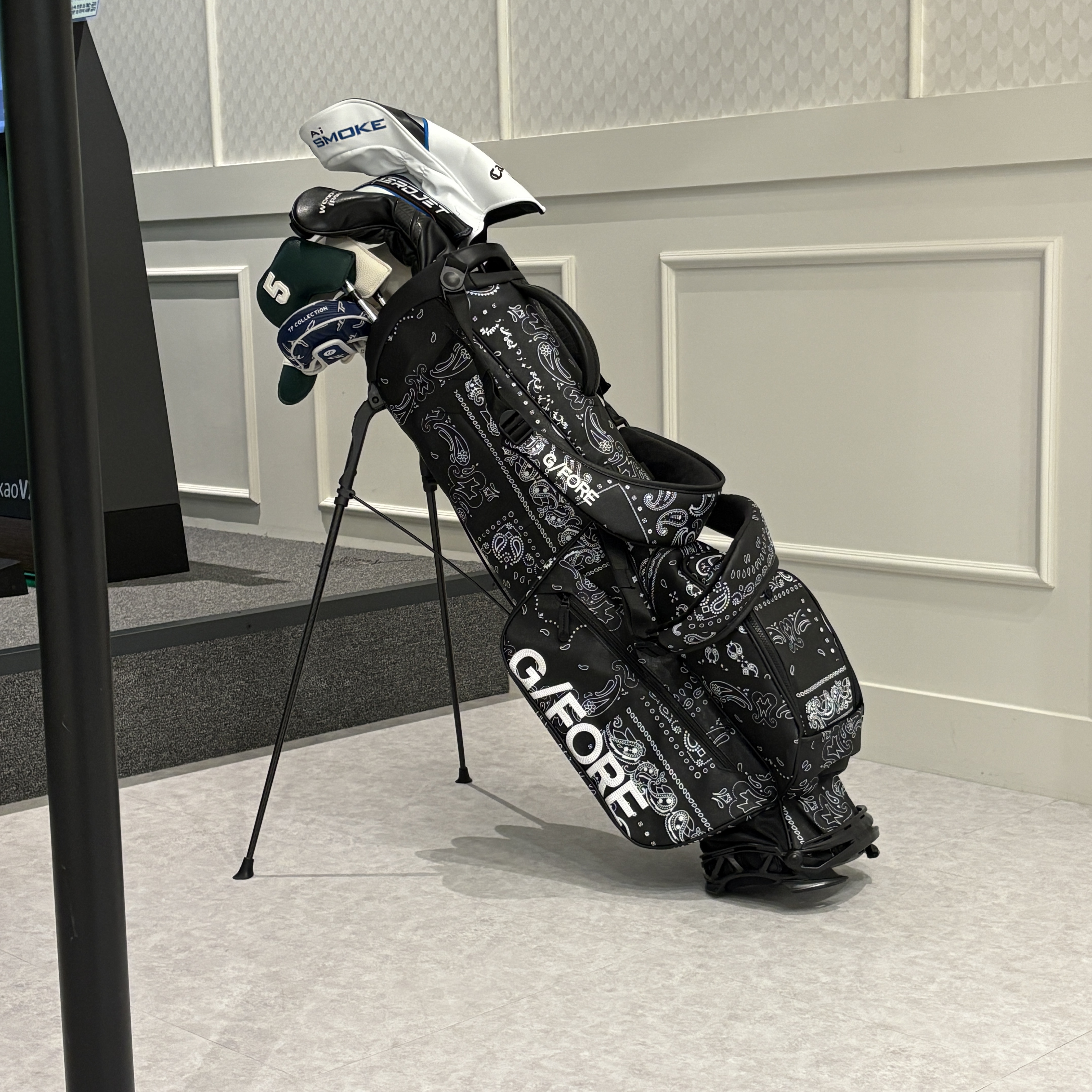 G/Fore Bandana Killer Luxe Carry Golf Bag Black 착용 스타일 - 1