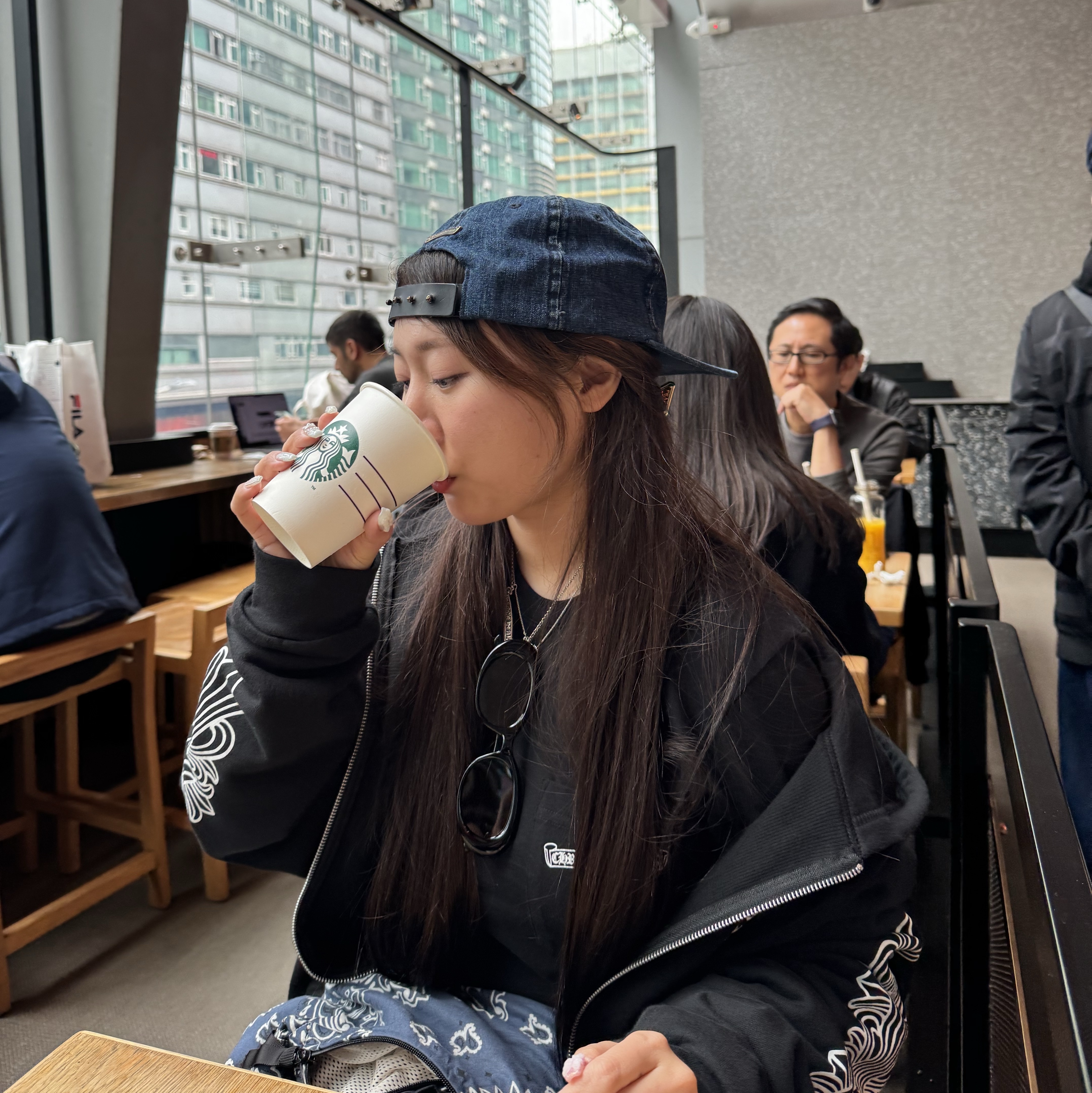 크롬하츠 스크롤 로고 롱슬리브 티셔츠 블랙, 크롬하츠 홀스슈 플로랄 헤비웨이트 집업 후드 블랙 착용 스타일 - 2