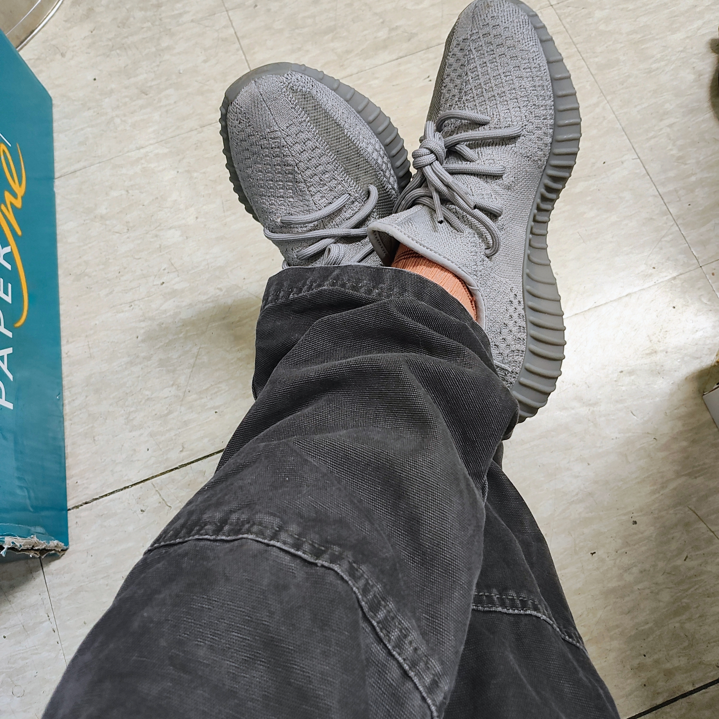Adidas Yeezy Boost 350 V2 Steel Grey 착용 스타일
