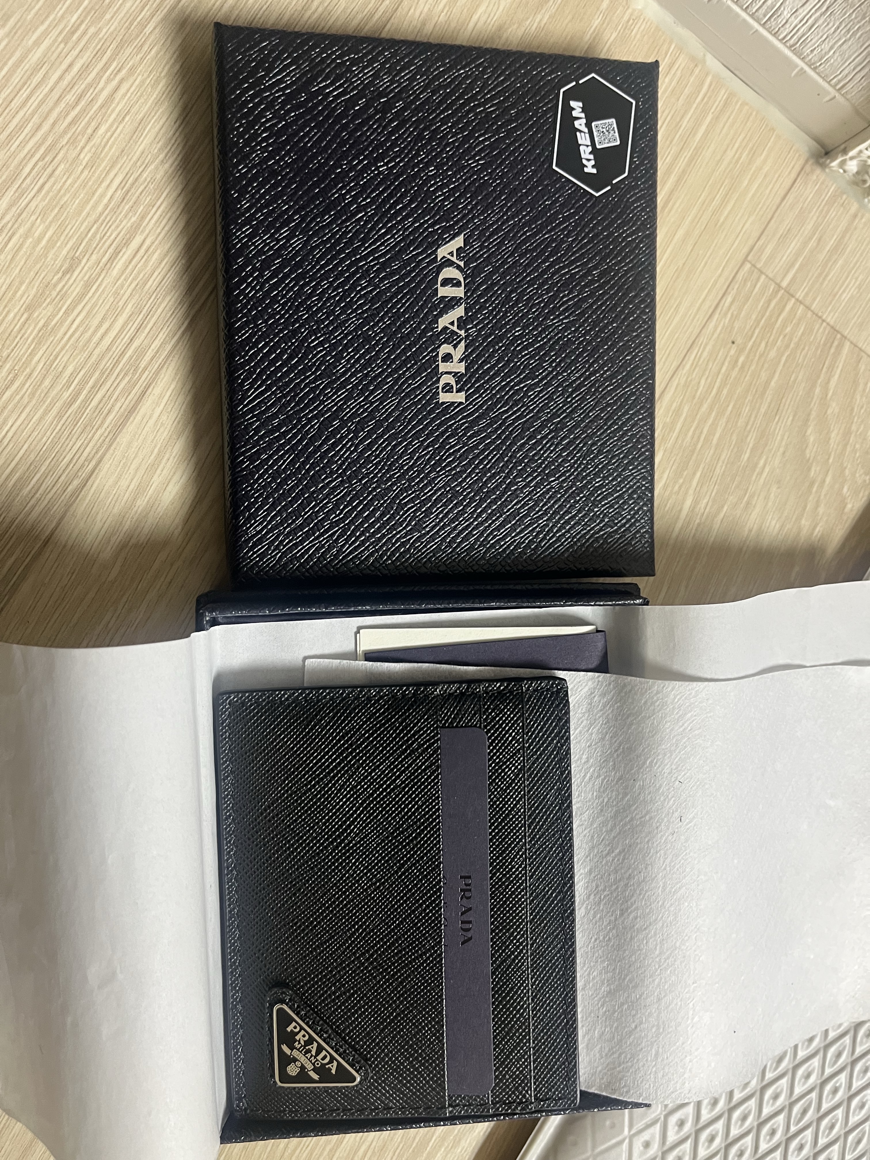 Prada Saffiano Leather Card Holder Black 착용 스타일