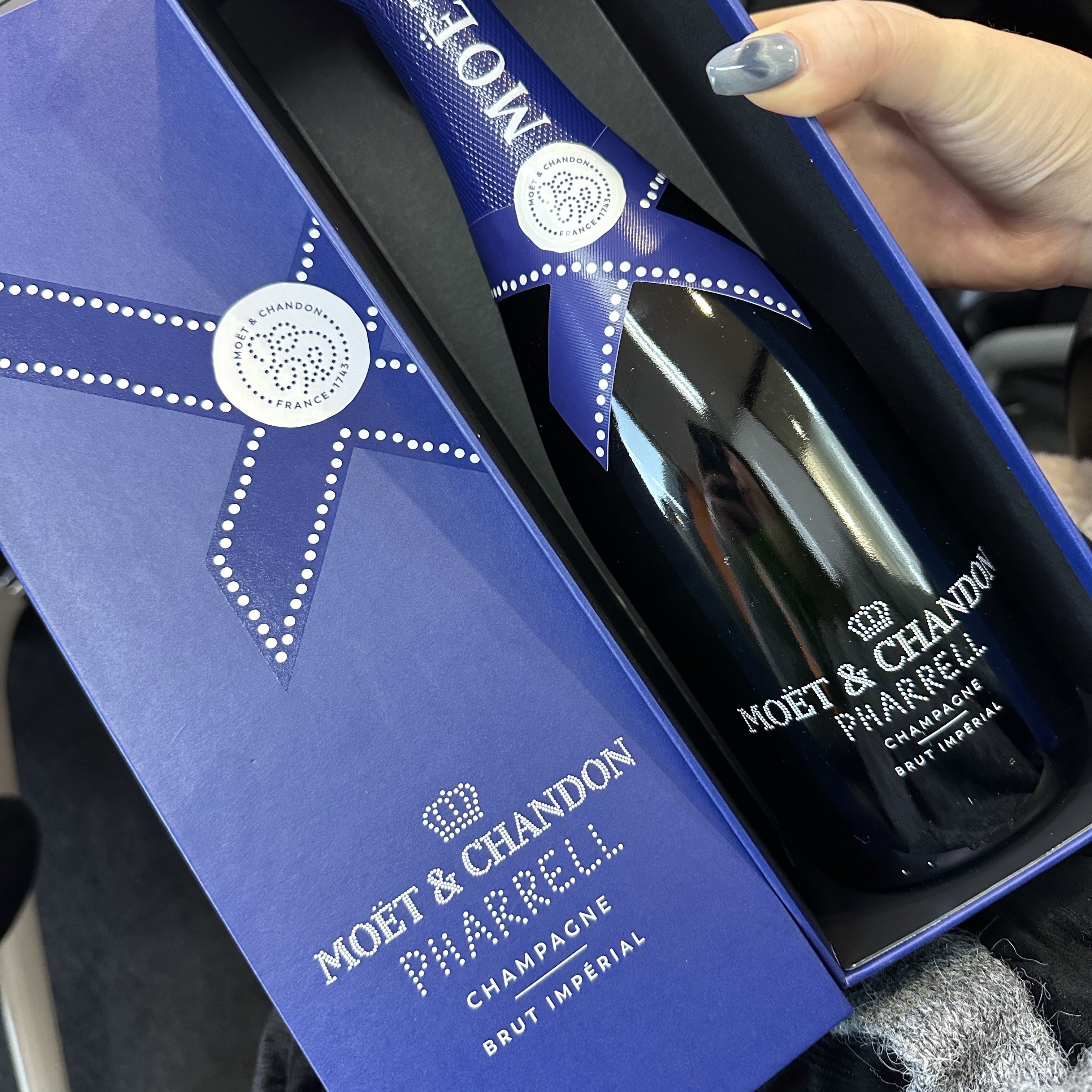 Moet & Chandon Imperial Pharrell Williams Edition 750ml (Blue/Red/Gold) 착용 스타일